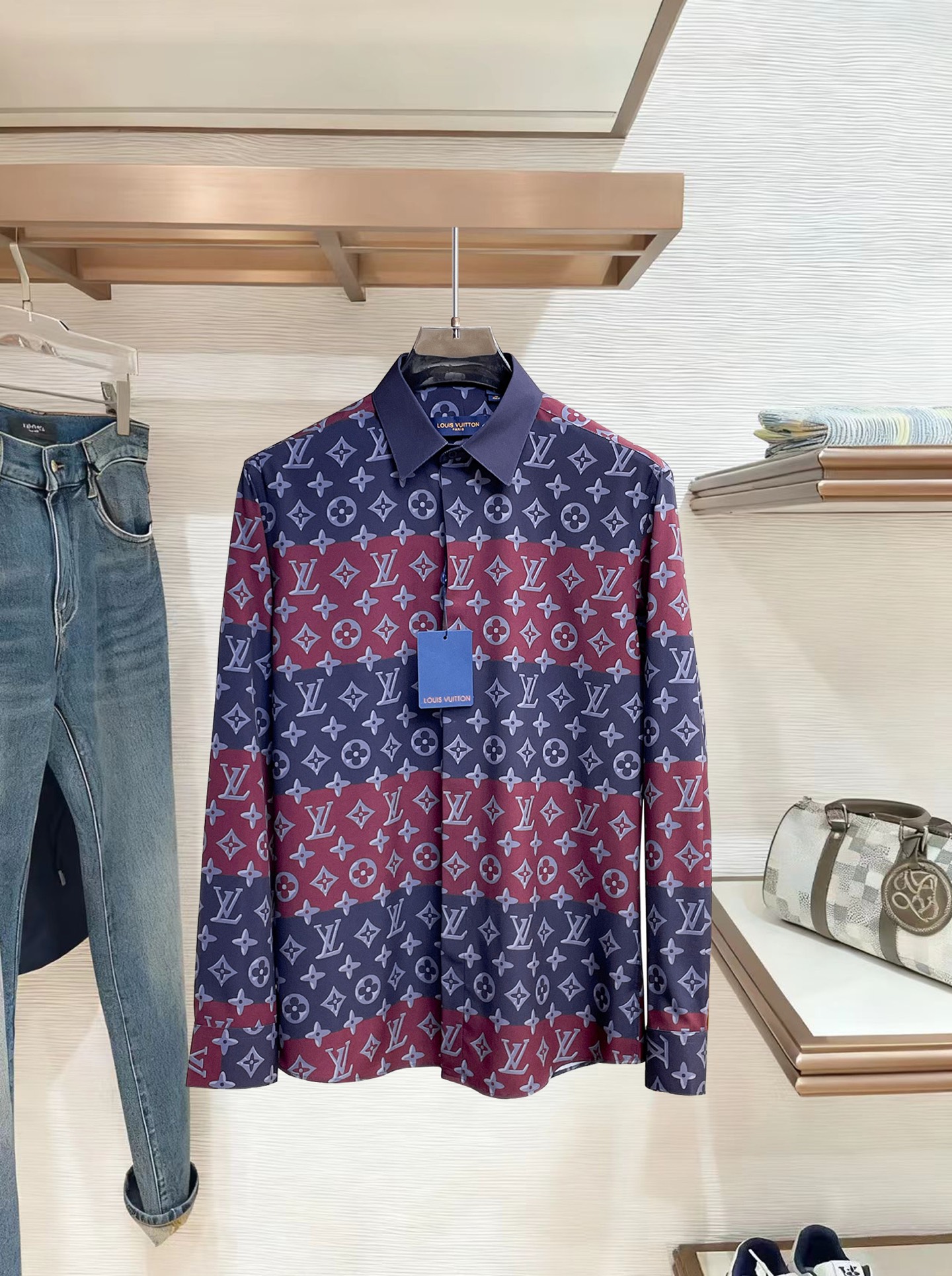 Lv 26ss最新秋款男士必备款衬衫，定制丝光面料，舒服透气，柔软舒适，上身高端又奢华，足够场面的档次，