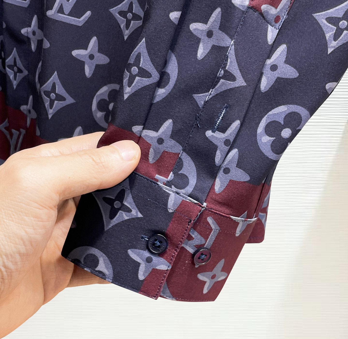 Lv 26ss最新秋款男士必备款衬衫，定制丝光面料，舒服透气，柔软舒适，上身高端又奢华，足够场面的档次，