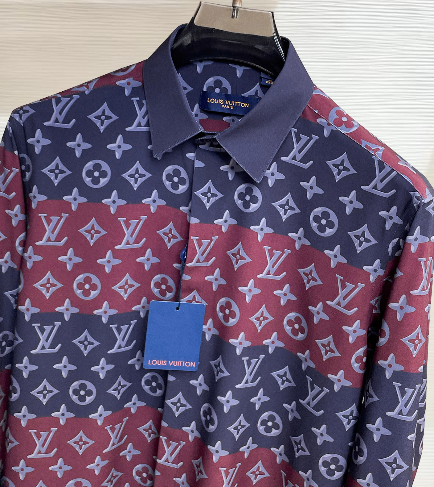 Lv 26ss最新秋款男士必备款衬衫，定制丝光面料，舒服透气，柔软舒适，上身高端又奢华，足够场面的档次，