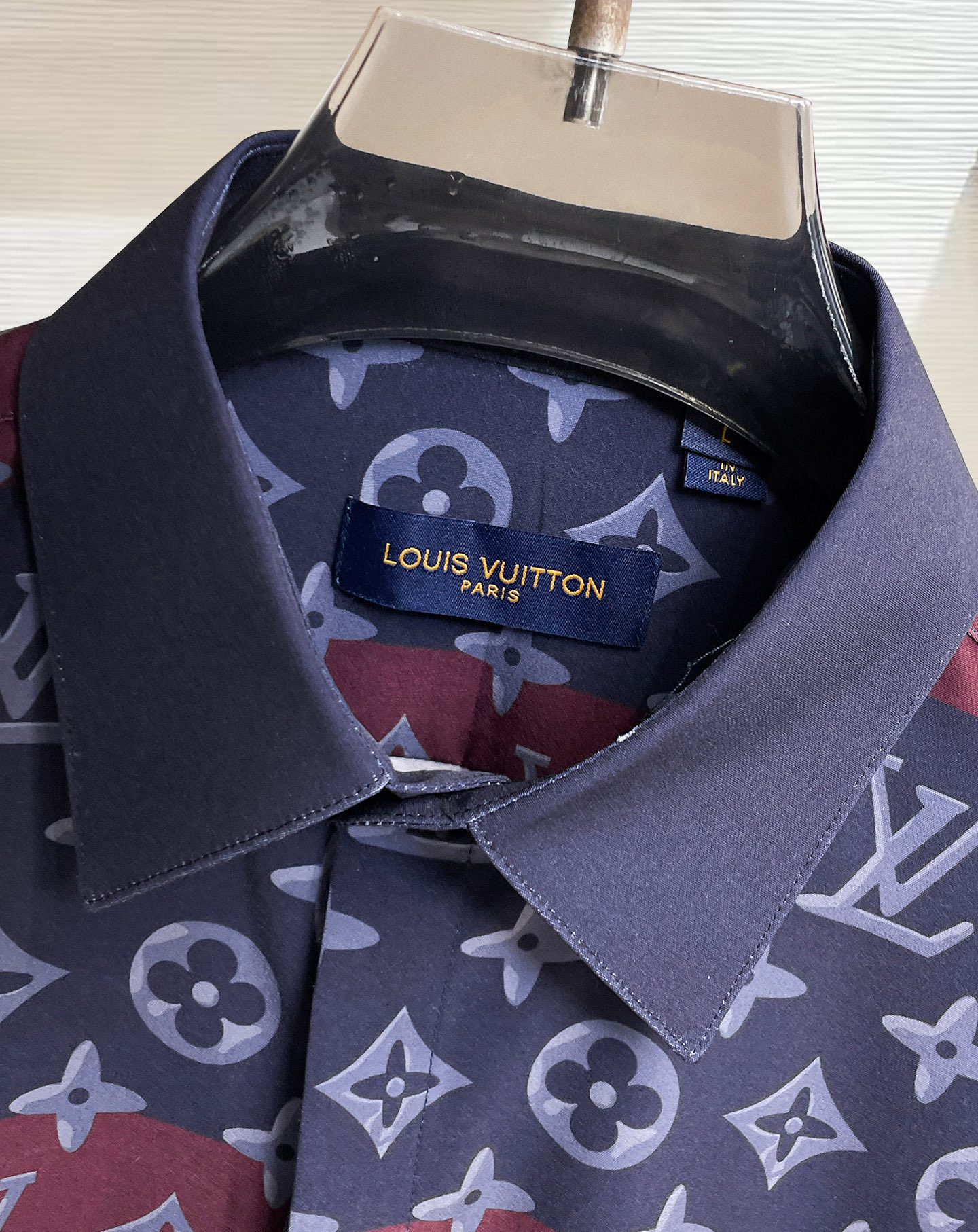 Lv 26ss最新秋款男士必备款衬衫，定制丝光面料，舒服透气，柔软舒适，上身高端又奢华，足够场面的档次，