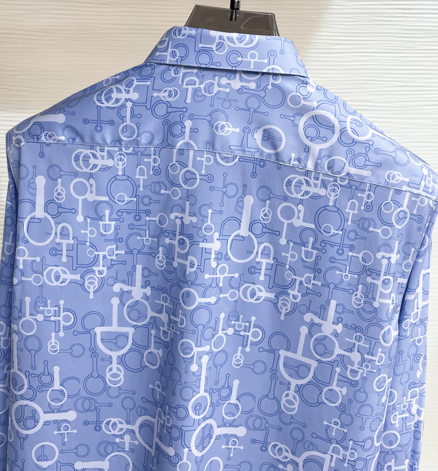 HERMES 爱马仕 26ss最新秋款男士必备款衬衫，定制丝光面料，舒服透气，柔软舒适，上身高端又奢华，