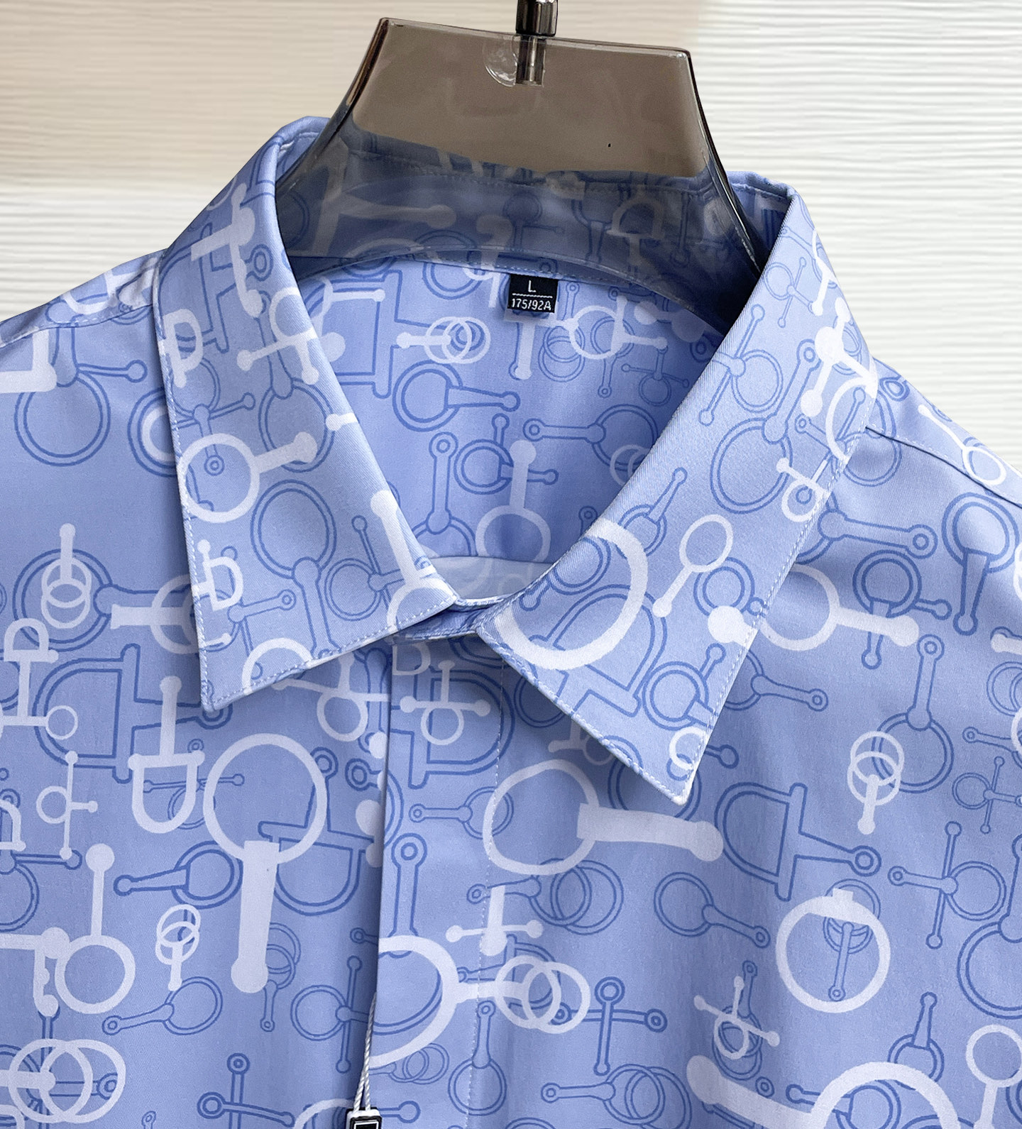 HERMES 爱马仕 26ss最新秋款男士必备款衬衫，定制丝光面料，舒服透气，柔软舒适，上身高端又奢华，