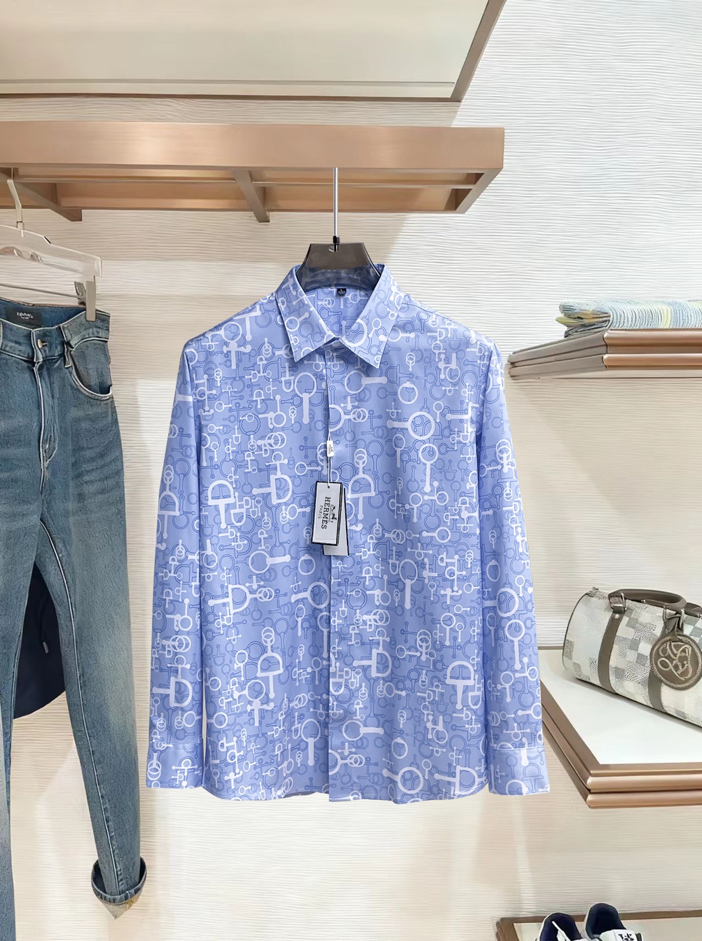 HERMES 爱马仕 26ss最新秋款男士必备款衬衫，定制丝光面料，舒服透气，柔软舒适，上身高端又奢华，