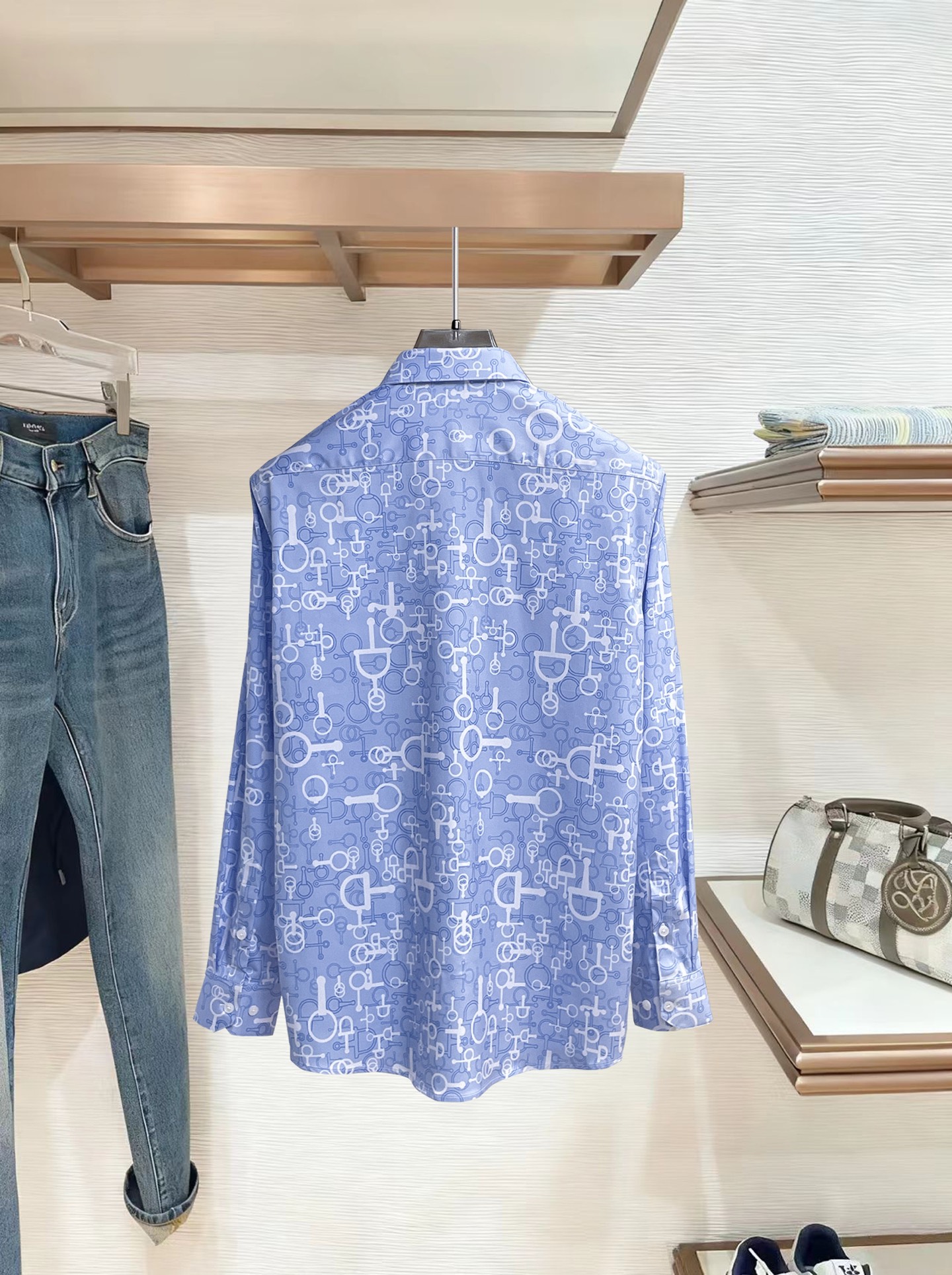HERMES 爱马仕 26ss最新秋款男士必备款衬衫，定制丝光面料，舒服透气，柔软舒适，上身高端又奢华，