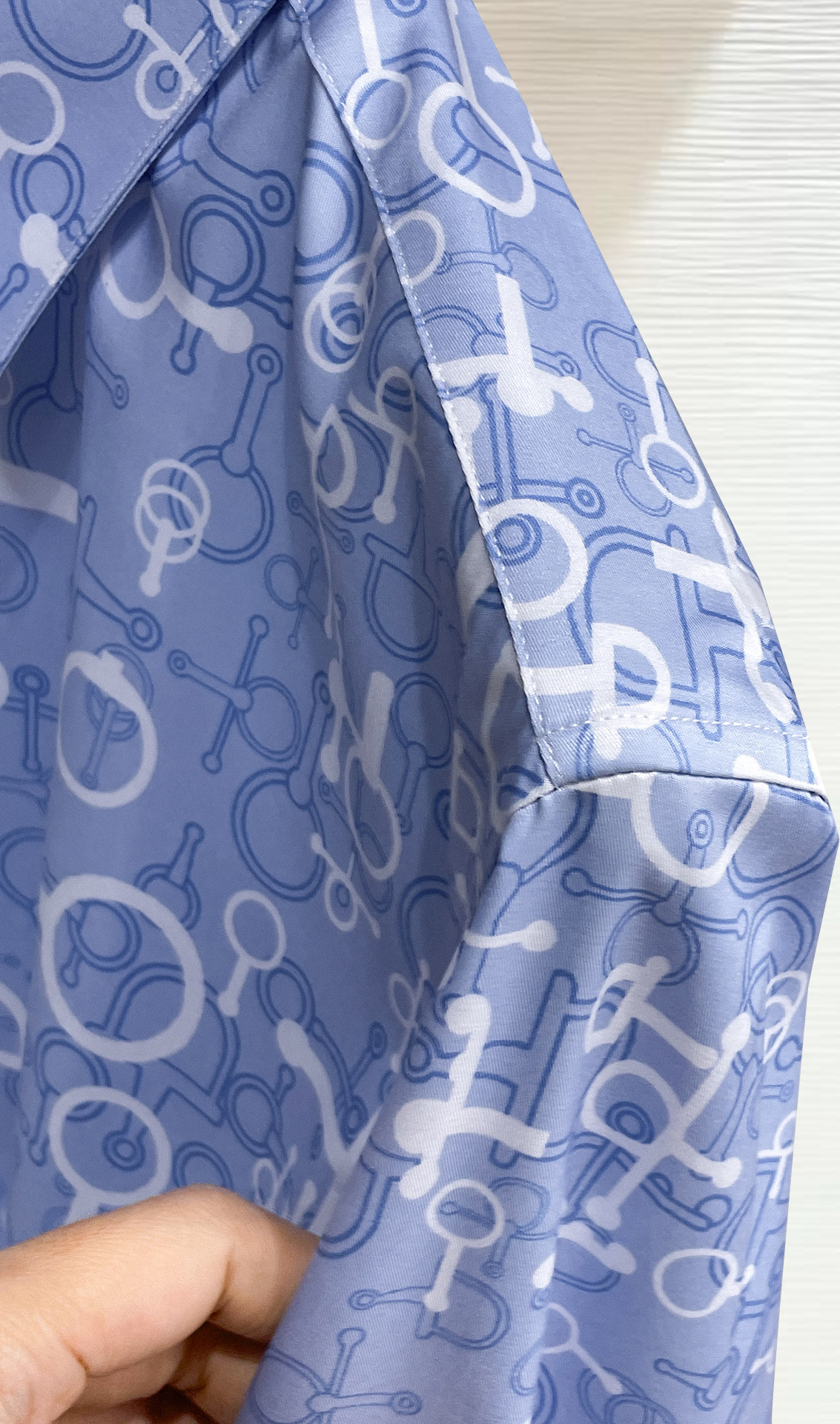 HERMES 爱马仕 26ss最新秋款男士必备款衬衫，定制丝光面料，舒服透气，柔软舒适，上身高端又奢华，