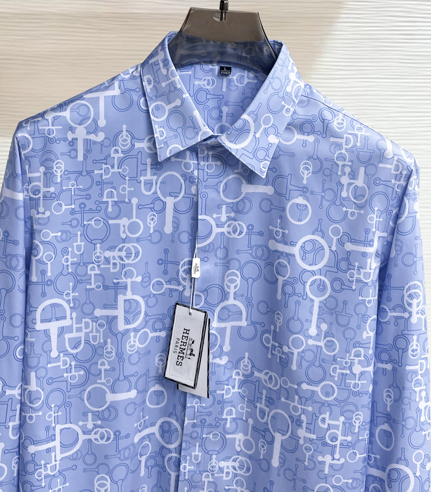 HERMES 爱马仕 26ss最新秋款男士必备款衬衫，定制丝光面料，舒服透气，柔软舒适，上身高端又奢华，