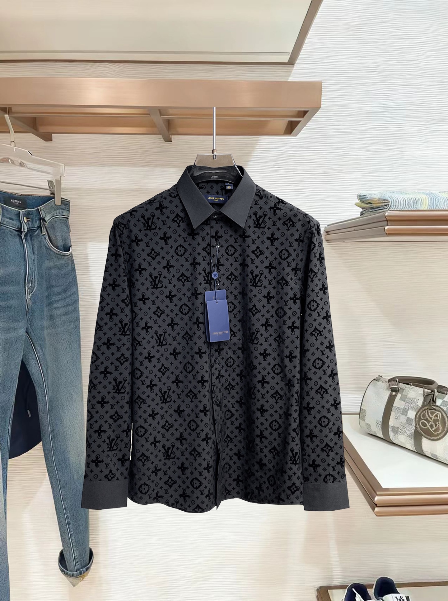 LV 路易威登 26ss最新秋款男士必备款衬衫，定制丝光面料，舒服透气，柔软舒适，上身高端又奢华，足够场