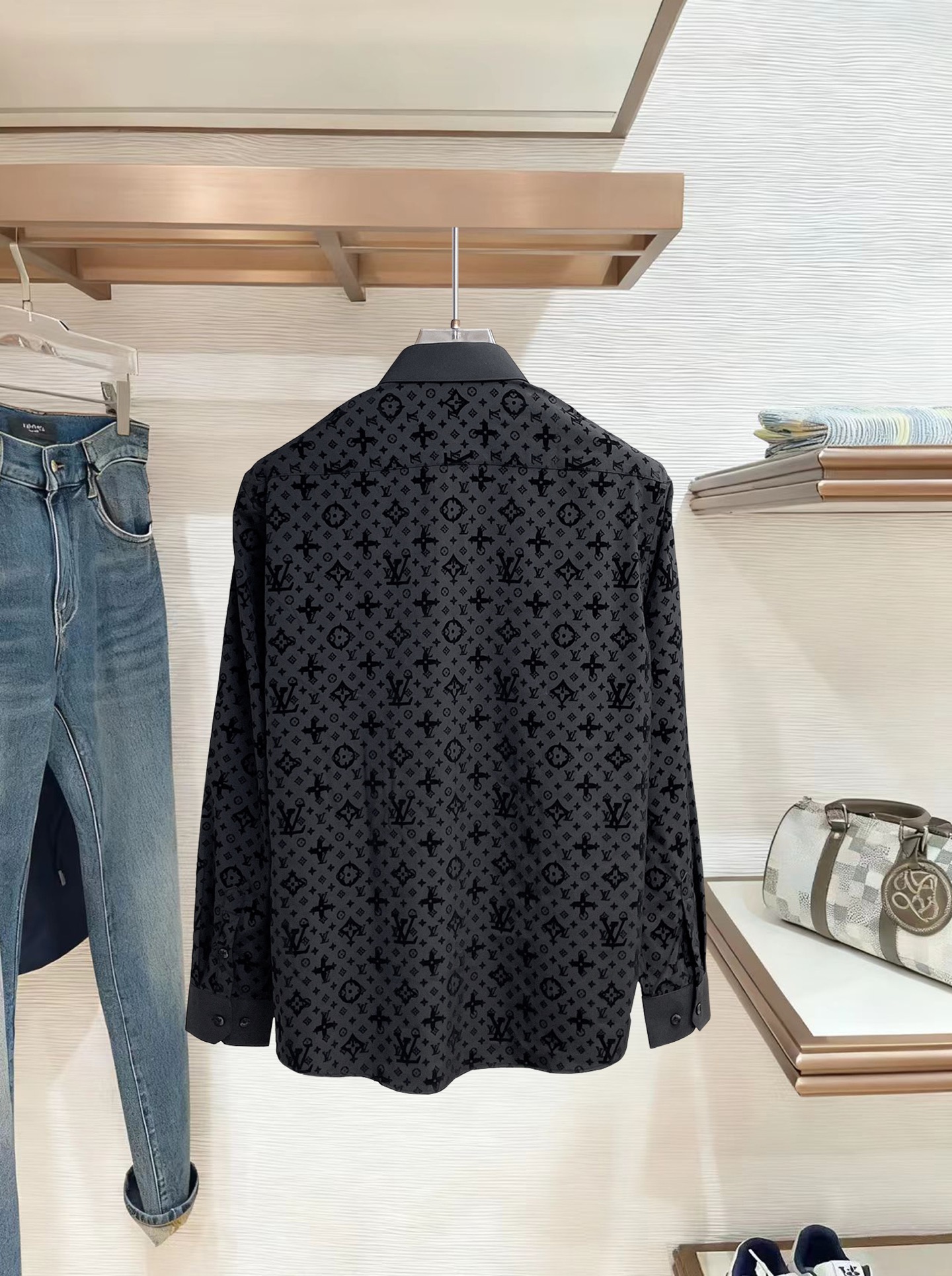 LV 路易威登 26ss最新秋款男士必备款衬衫，定制丝光面料，舒服透气，柔软舒适，上身高端又奢华，足够场