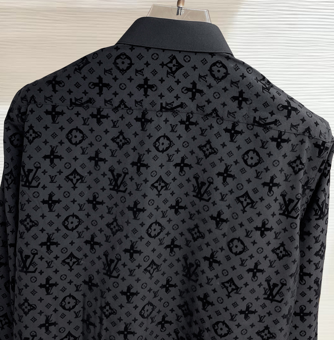 LV 路易威登 26ss最新秋款男士必备款衬衫，定制丝光面料，舒服透气，柔软舒适，上身高端又奢华，足够场
