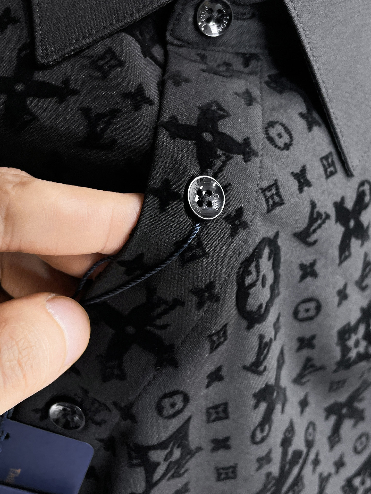 LV 路易威登 26ss最新秋款男士必备款衬衫，定制丝光面料，舒服透气，柔软舒适，上身高端又奢华，足够场