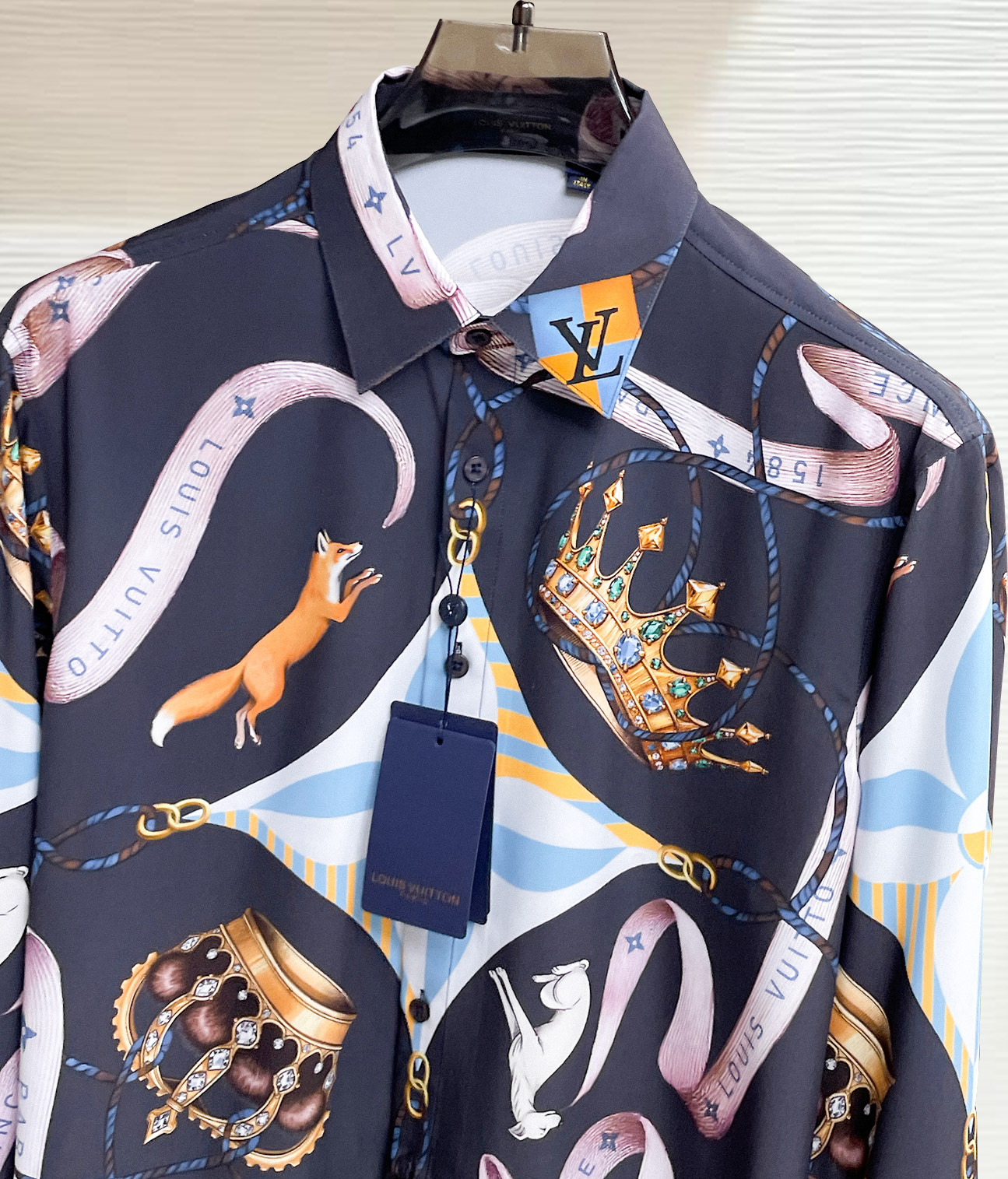 Lv 路易威登 26ss最新秋款男士必备款衬衫，定制丝光面料，舒服透气，柔软舒适，上身高端又奢华，足够场