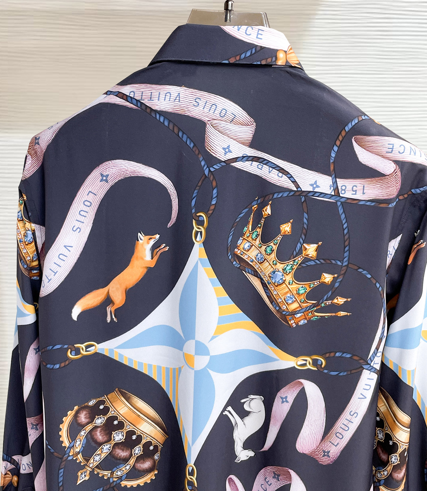 Lv 路易威登 26ss最新秋款男士必备款衬衫，定制丝光面料，舒服透气，柔软舒适，上身高端又奢华，足够场