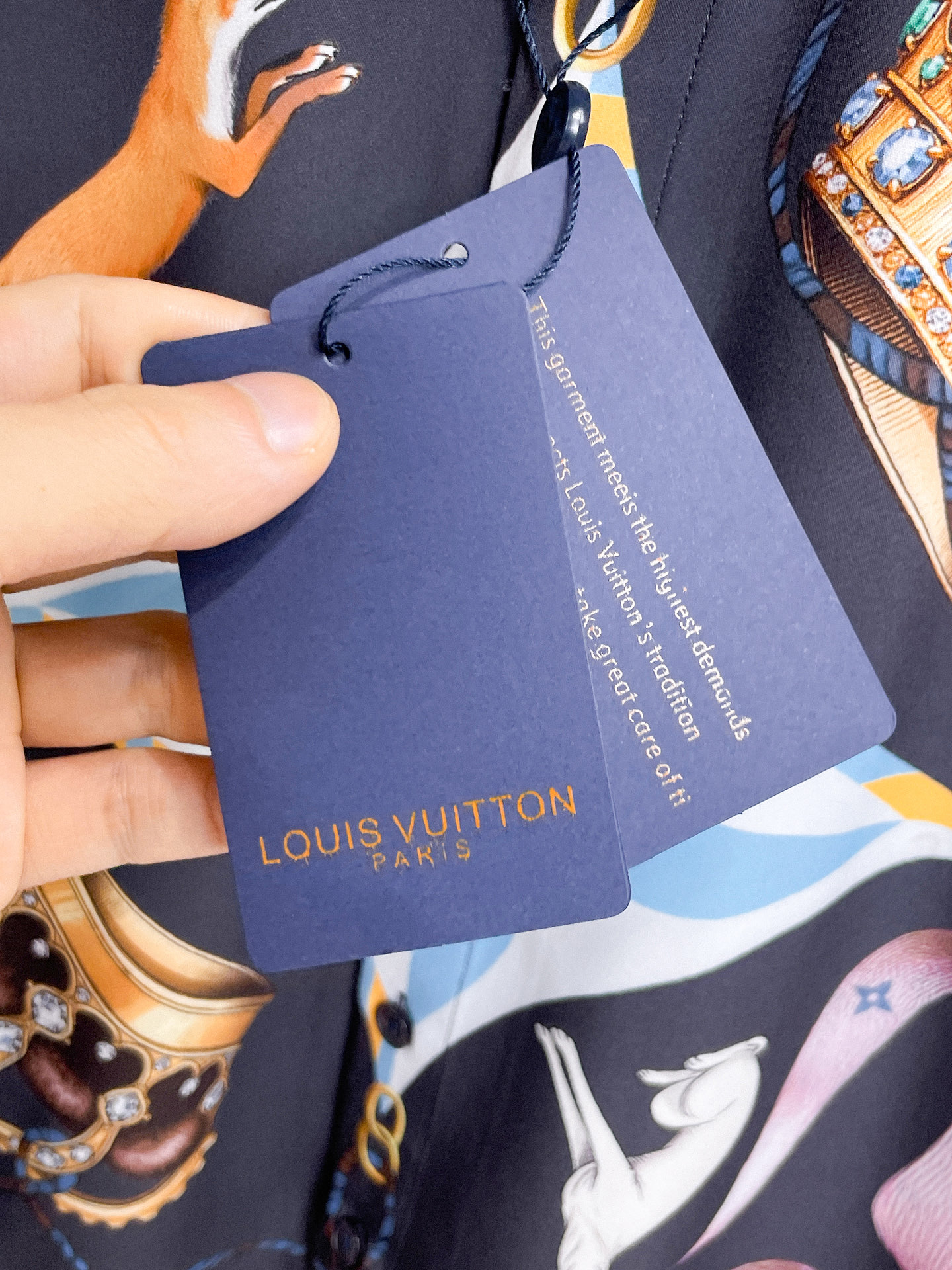 Lv 路易威登 26ss最新秋款男士必备款衬衫，定制丝光面料，舒服透气，柔软舒适，上身高端又奢华，足够场
