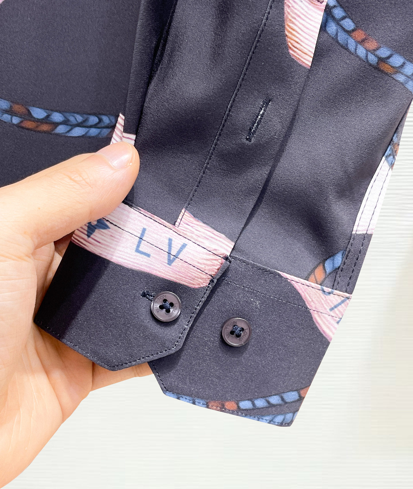 Lv 路易威登 26ss最新秋款男士必备款衬衫，定制丝光面料，舒服透气，柔软舒适，上身高端又奢华，足够场