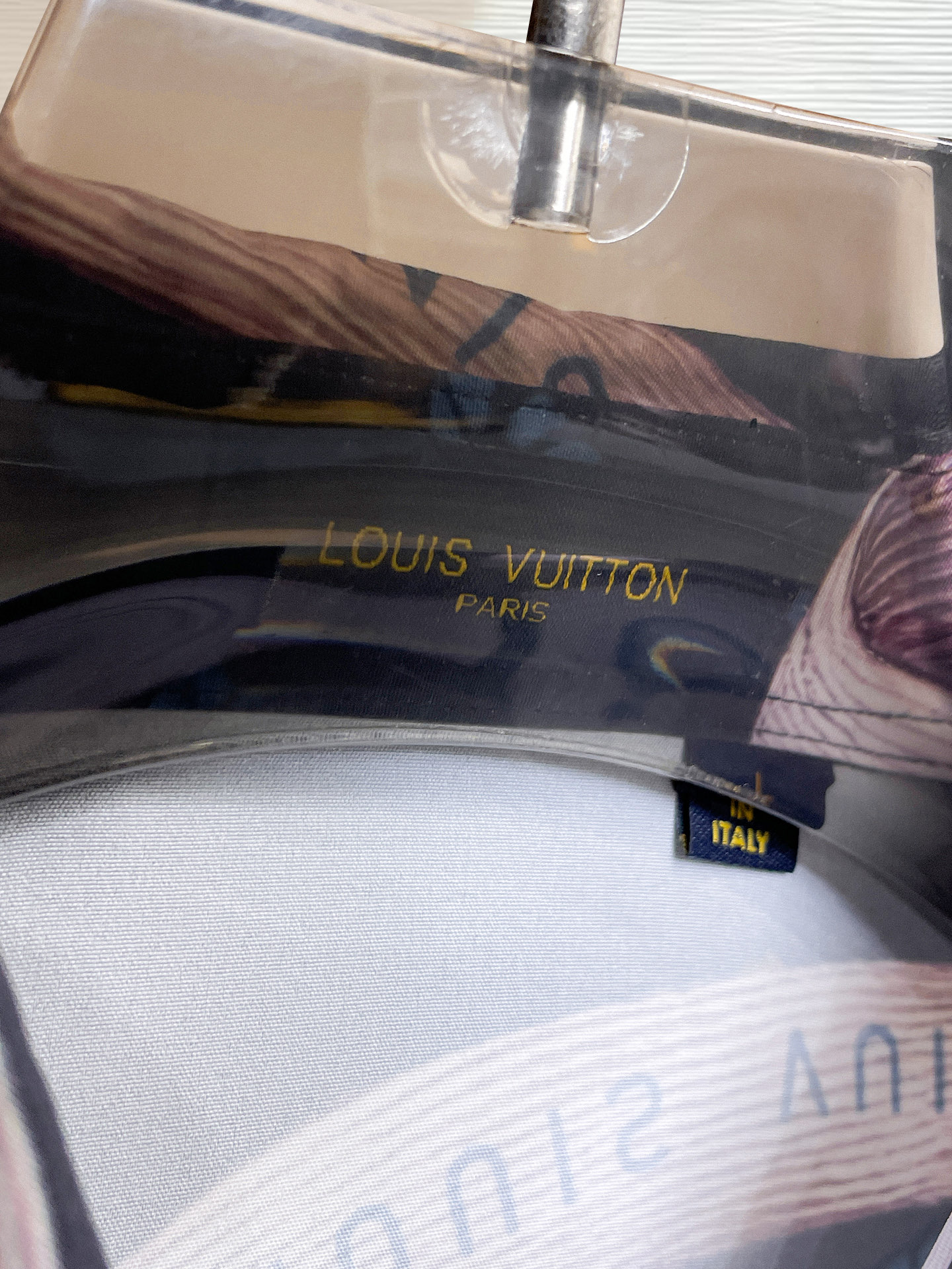 Lv 路易威登 26ss最新秋款男士必备款衬衫，定制丝光面料，舒服透气，柔软舒适，上身高端又奢华，足够场