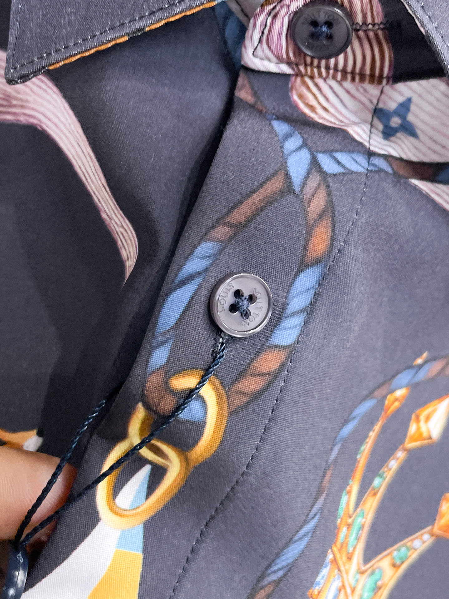 Lv 路易威登 26ss最新秋款男士必备款衬衫，定制丝光面料，舒服透气，柔软舒适，上身高端又奢华，足够场