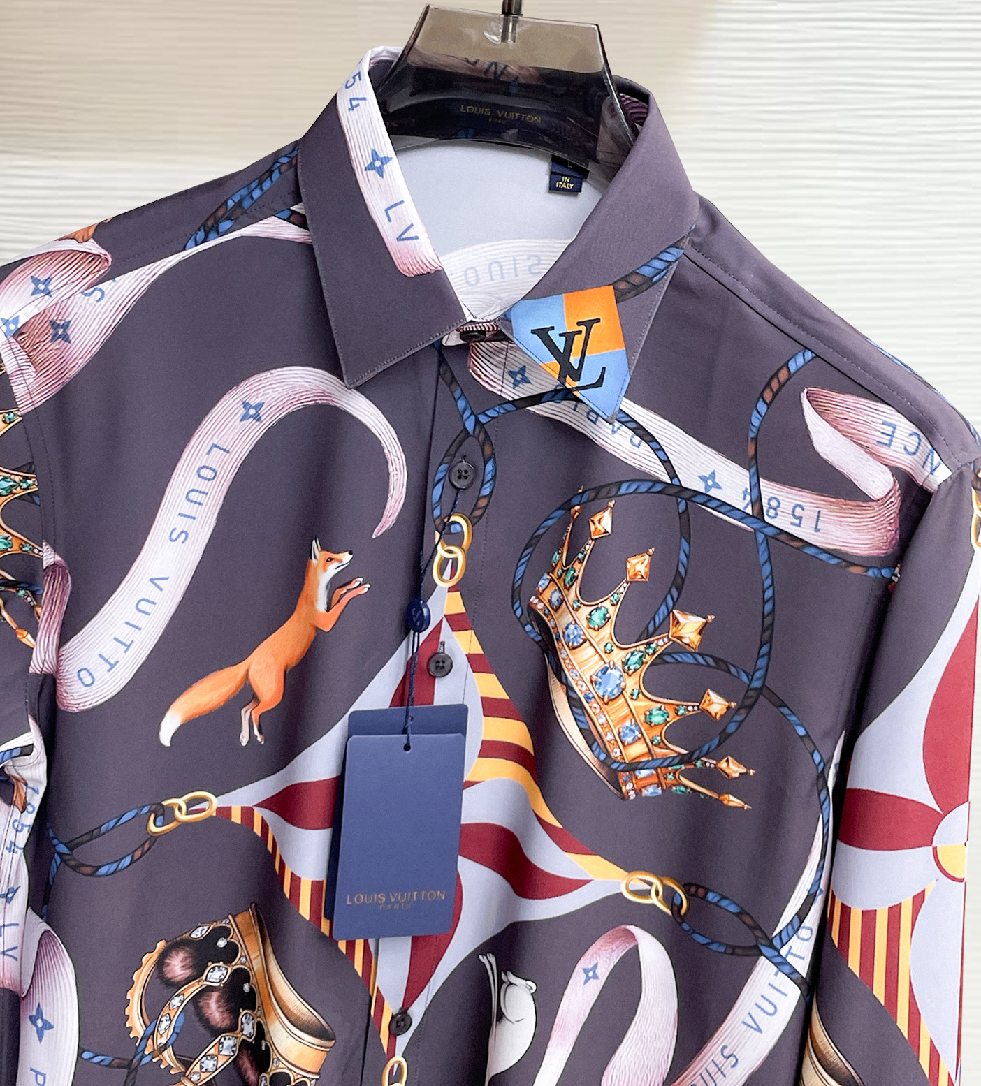 Lv 路易威登 26ss最新秋款男士必备款衬衫，定制丝光面料，舒服透气，柔软舒适，上身高端又奢华，足够场
