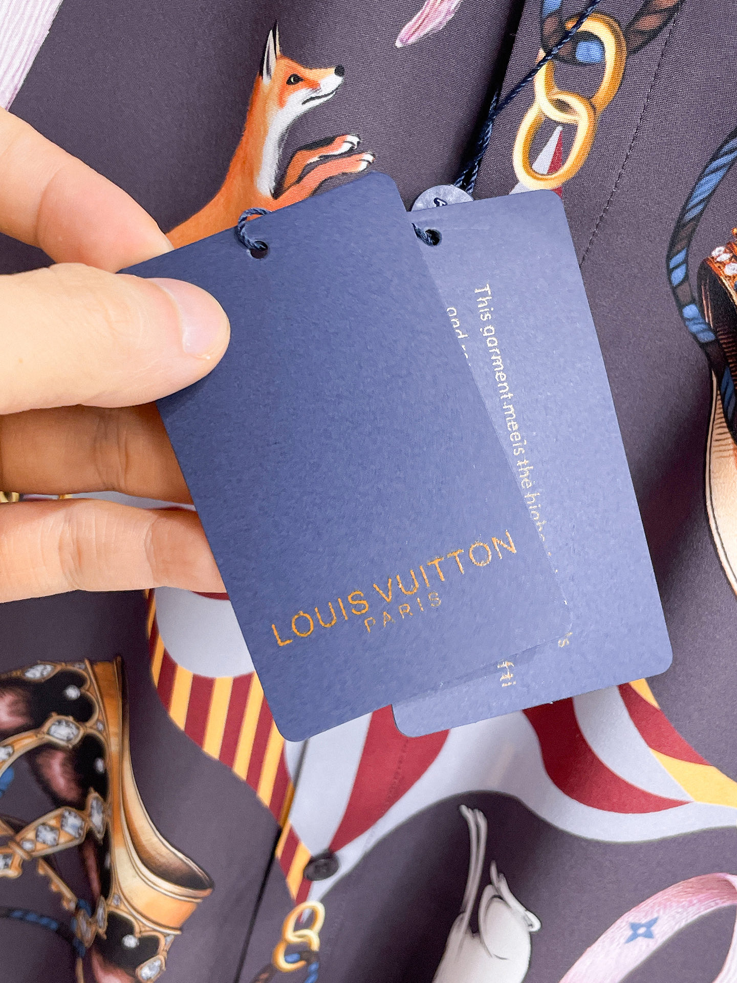 Lv 路易威登 26ss最新秋款男士必备款衬衫，定制丝光面料，舒服透气，柔软舒适，上身高端又奢华，足够场