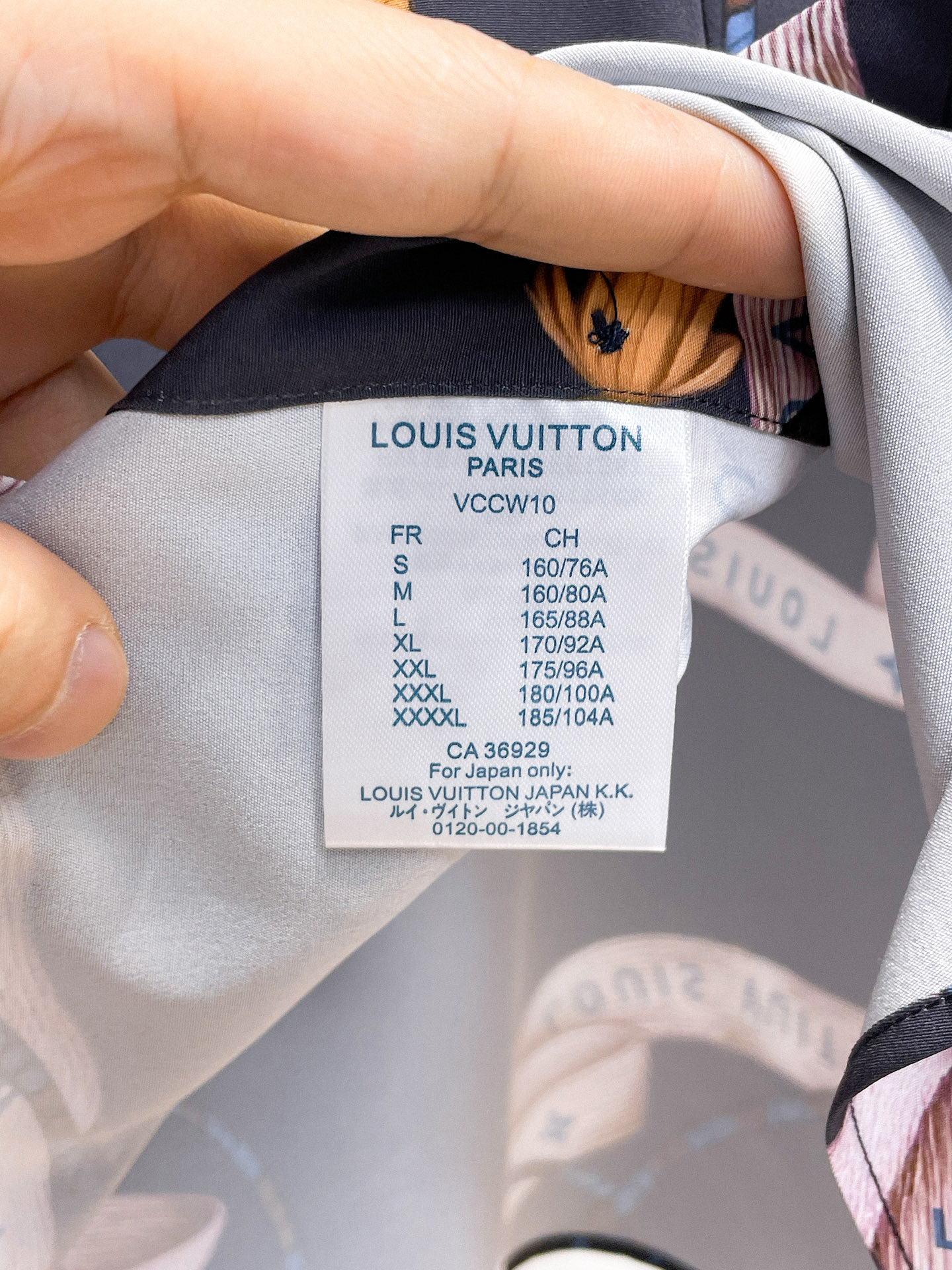 Lv 路易威登 26ss最新秋款男士必备款衬衫，定制丝光面料，舒服透气，柔软舒适，上身高端又奢华，足够场