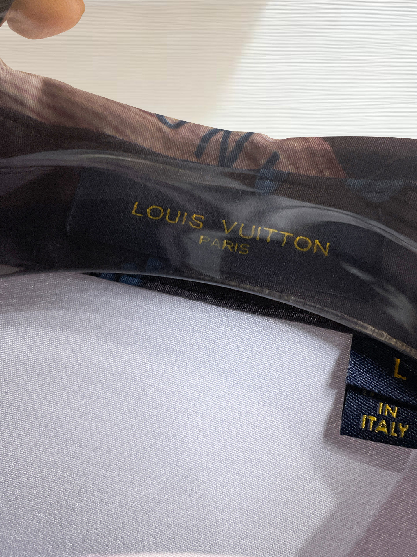 Lv 路易威登 26ss最新秋款男士必备款衬衫，定制丝光面料，舒服透气，柔软舒适，上身高端又奢华，足够场