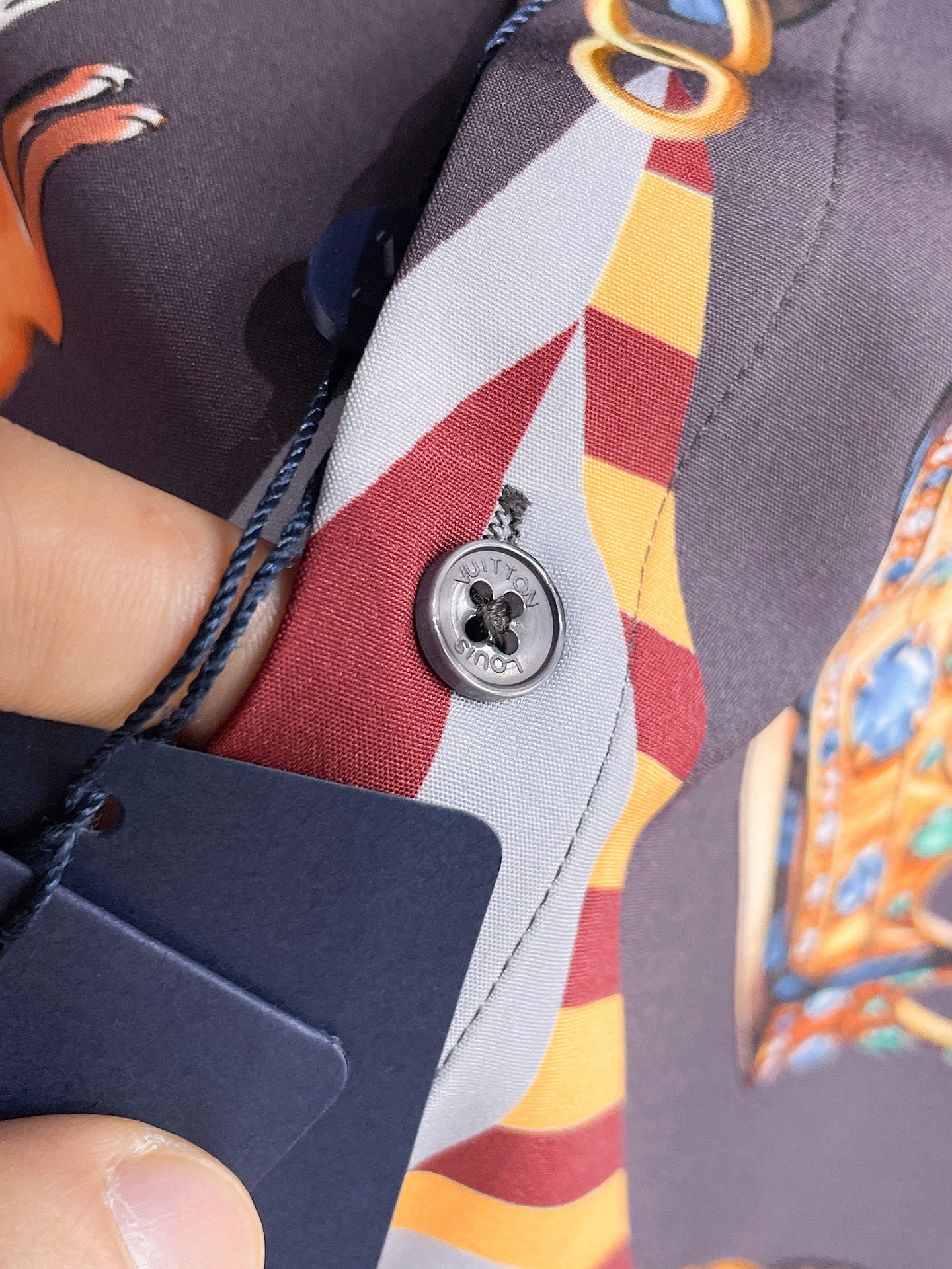 Lv 路易威登 26ss最新秋款男士必备款衬衫，定制丝光面料，舒服透气，柔软舒适，上身高端又奢华，足够场