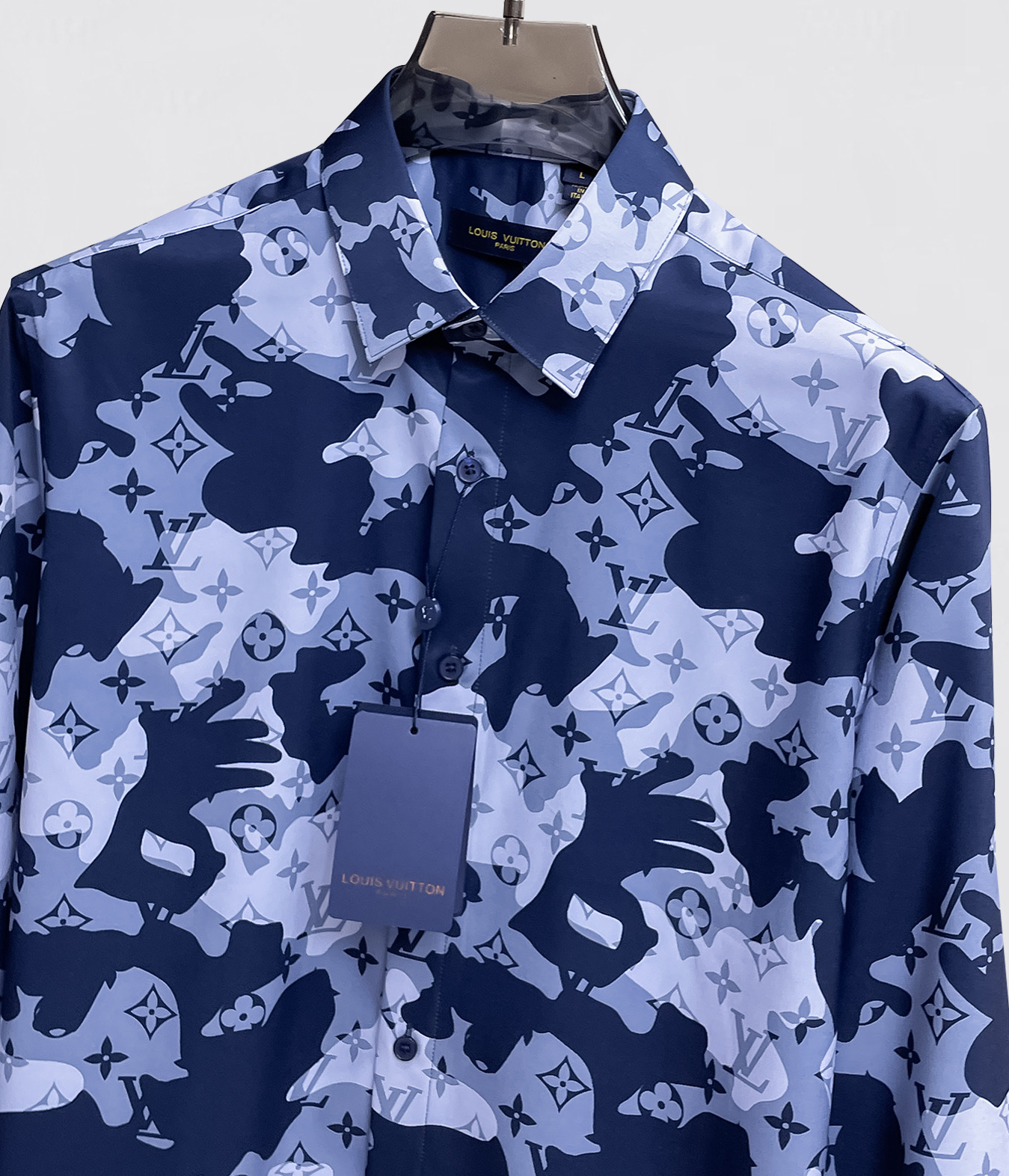 LV 26ss最新秋款男士必备款衬衫，定制丝光面料，舒服透气，柔软舒适，上身高端又奢华，足够场面的档次，