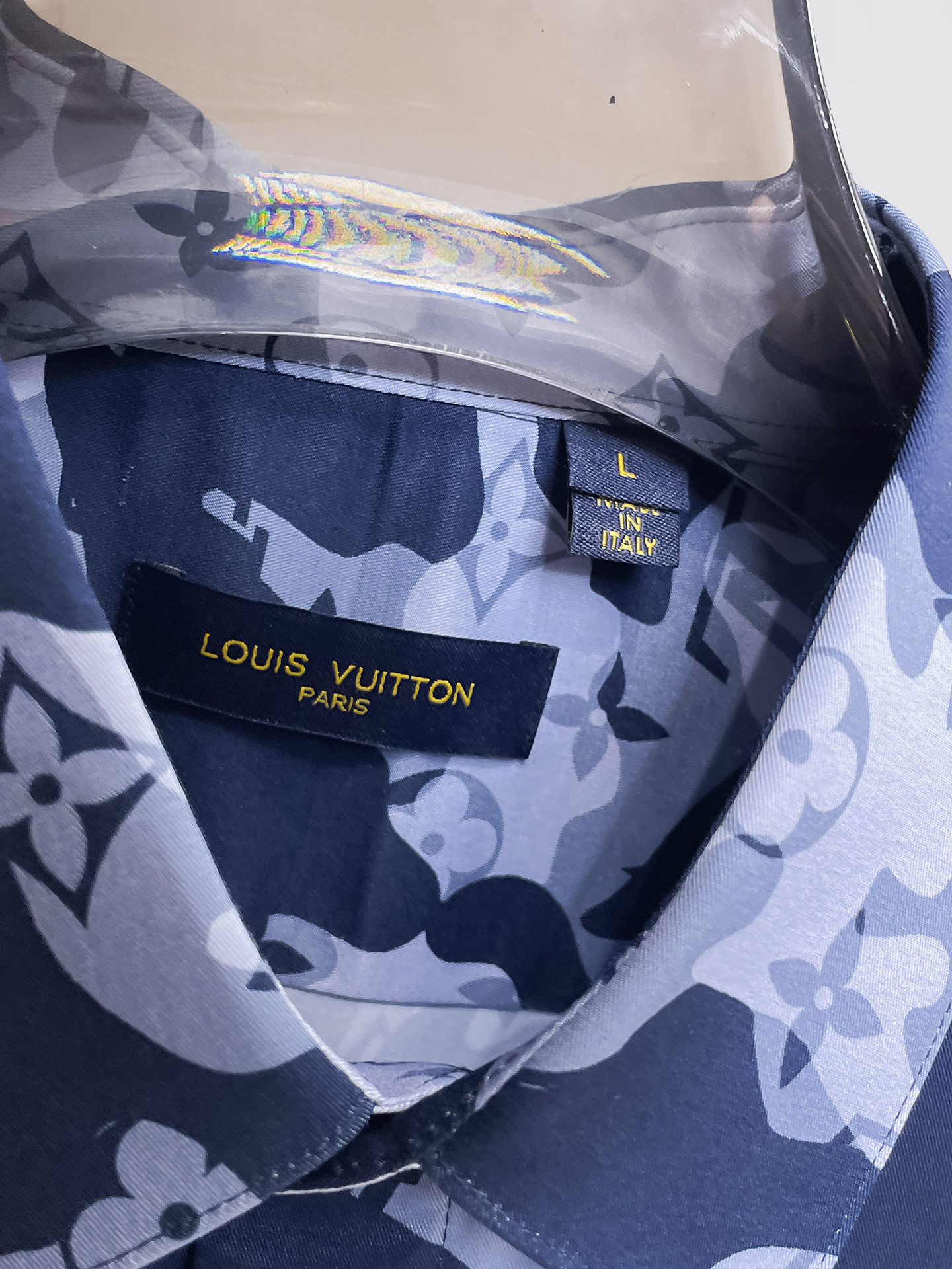 LV 26ss最新秋款男士必备款衬衫，定制丝光面料，舒服透气，柔软舒适，上身高端又奢华，足够场面的档次，