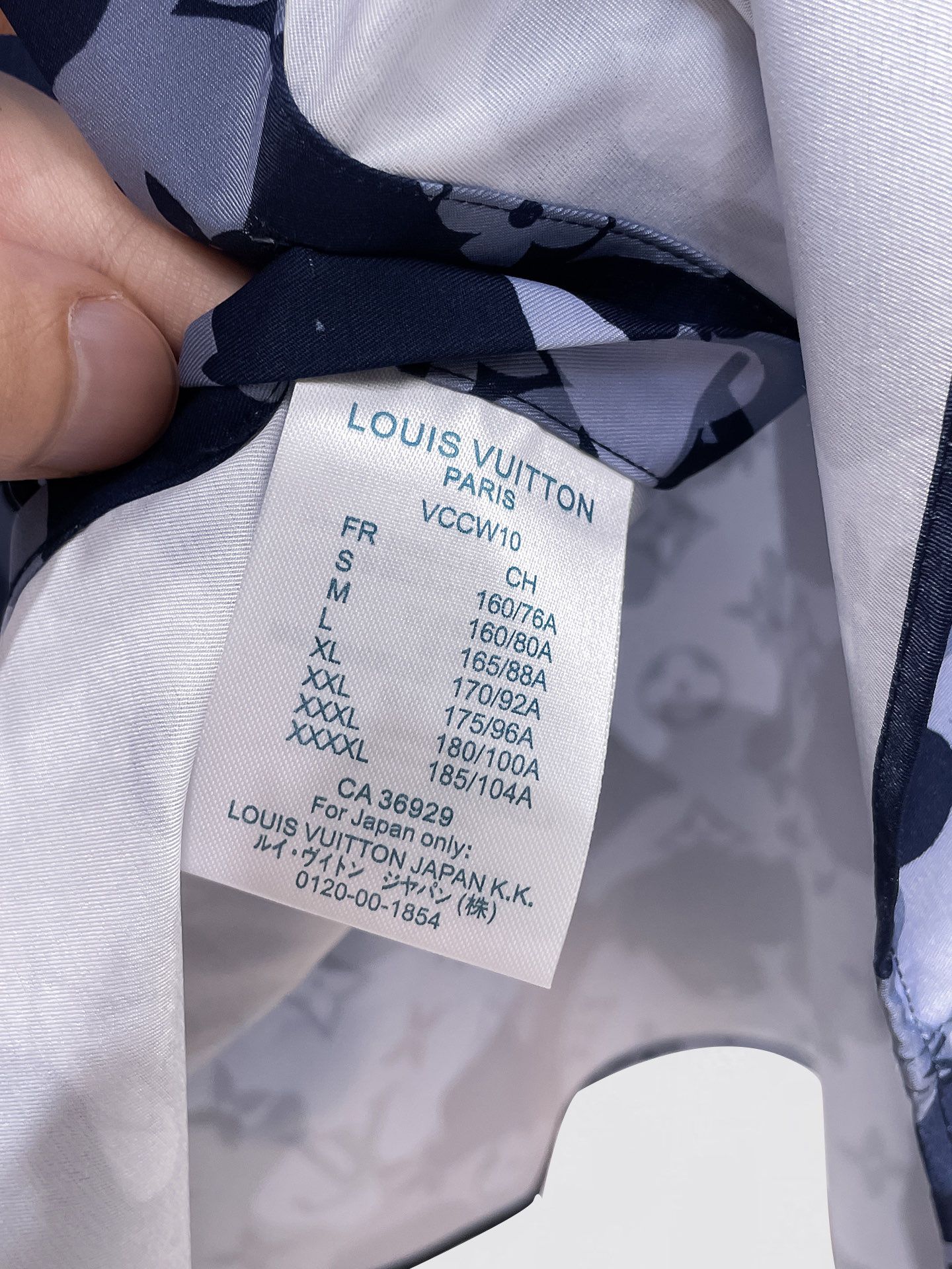 LV 26ss最新秋款男士必备款衬衫，定制丝光面料，舒服透气，柔软舒适，上身高端又奢华，足够场面的档次，