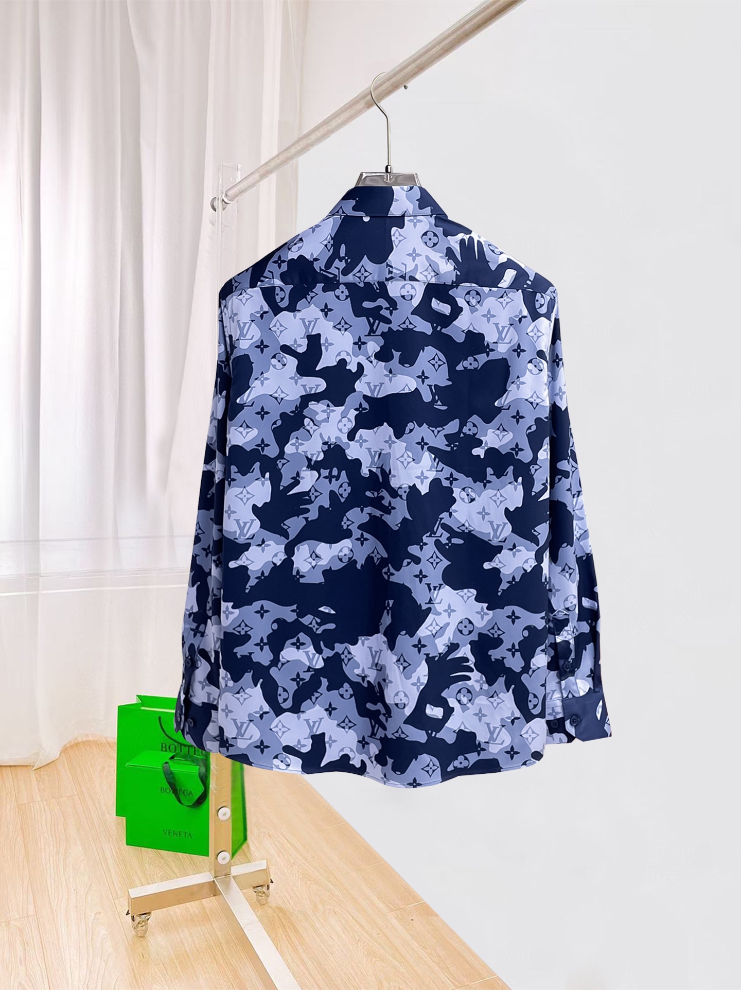 LV 26ss最新秋款男士必备款衬衫，定制丝光面料，舒服透气，柔软舒适，上身高端又奢华，足够场面的档次，