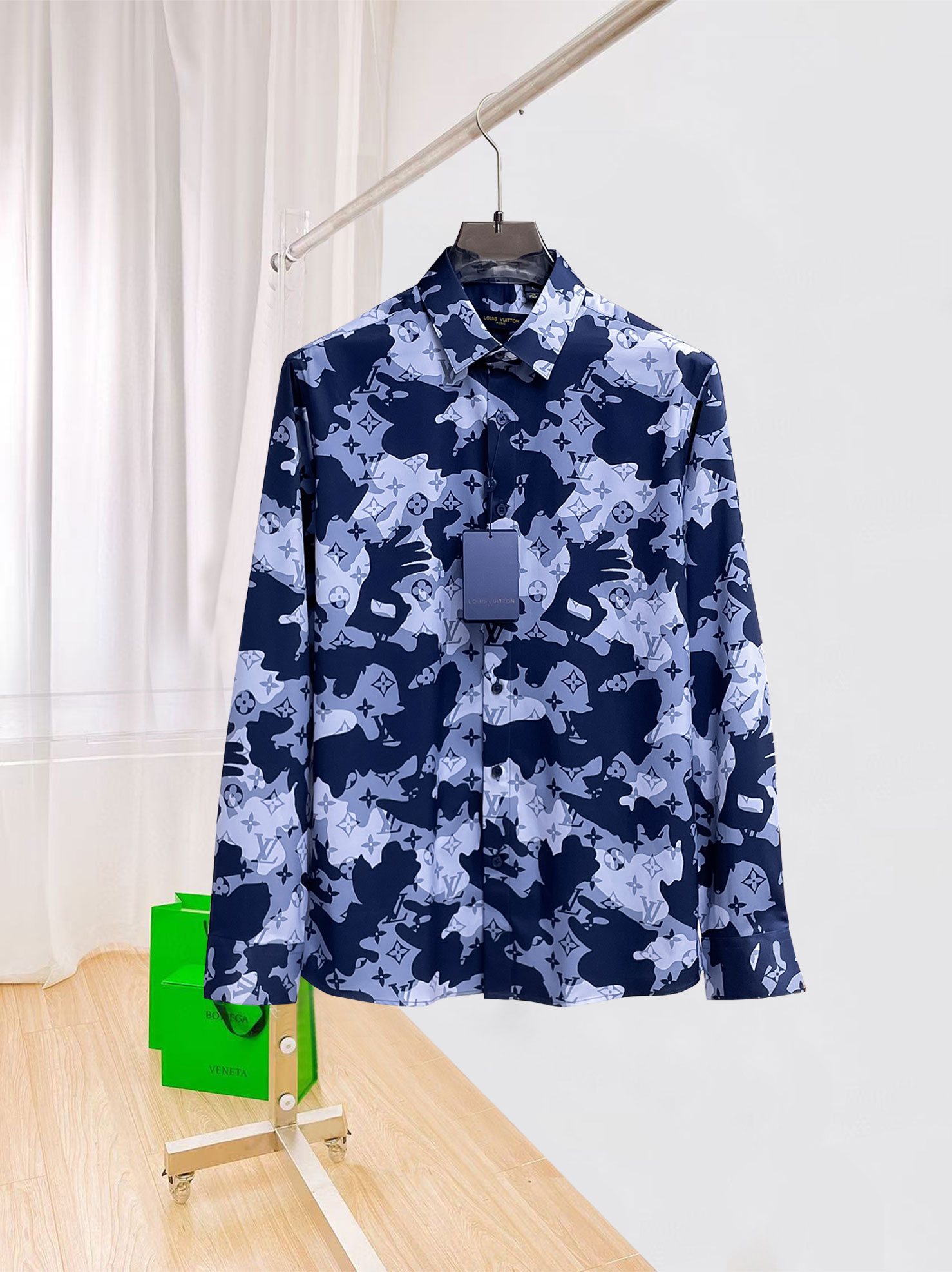 LV 26ss最新秋款男士必备款衬衫，定制丝光面料，舒服透气，柔软舒适，上身高端又奢华，足够场面的档次，