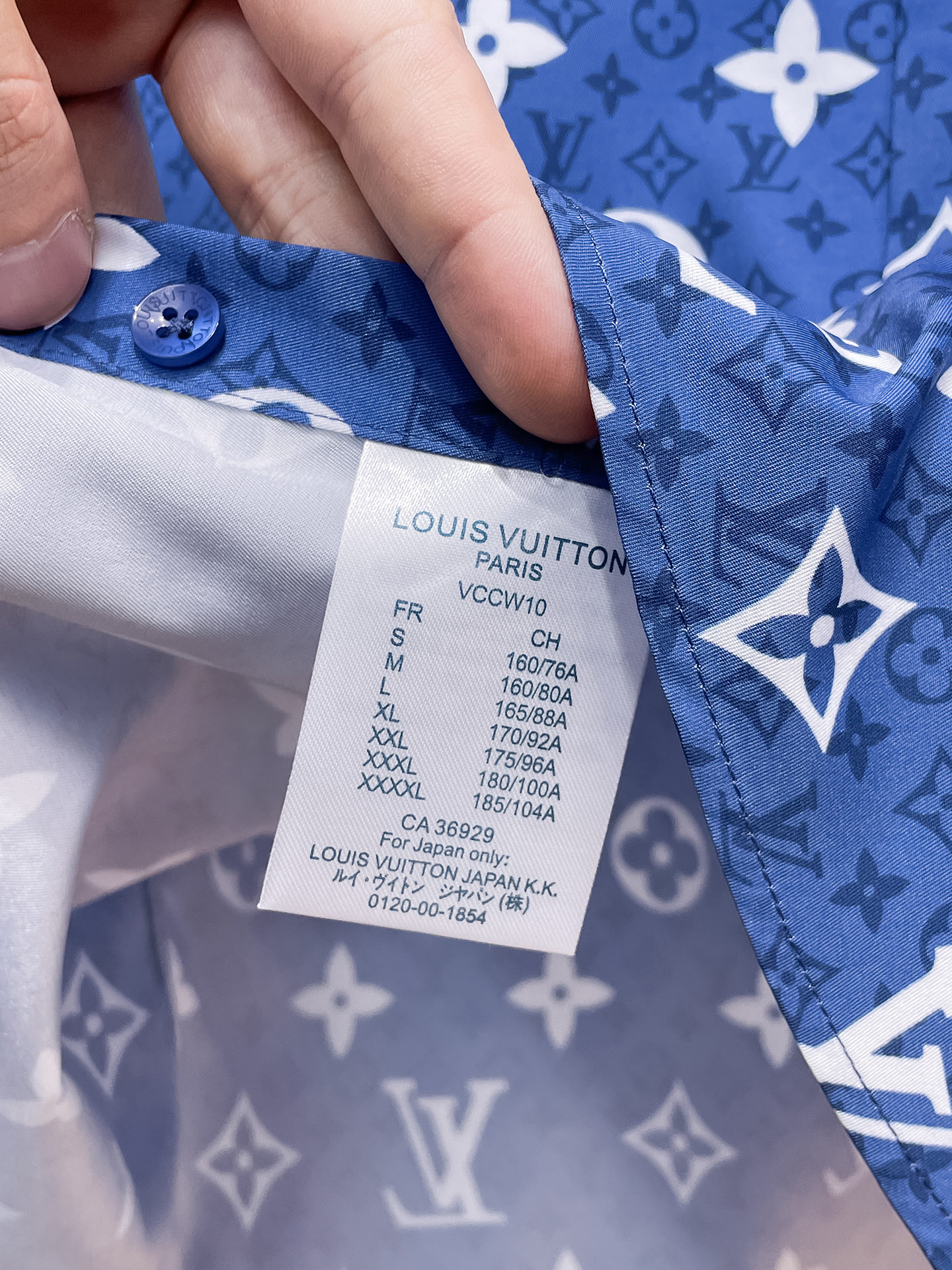LV 26ss最新秋款男士必备款衬衫，定制丝光面料，舒服透气，柔软舒适，上身高端又奢华，足够场面的档次，