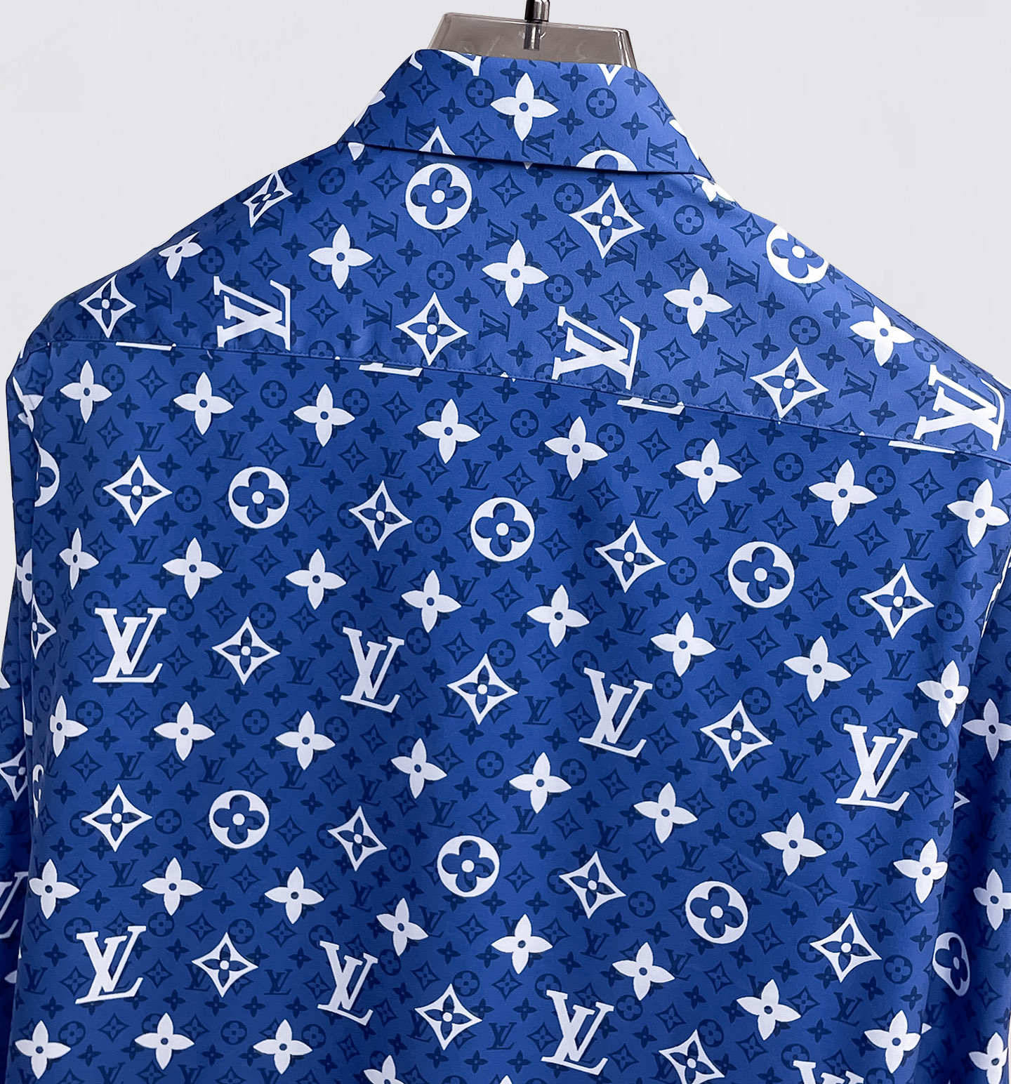 LV 26ss最新秋款男士必备款衬衫，定制丝光面料，舒服透气，柔软舒适，上身高端又奢华，足够场面的档次，