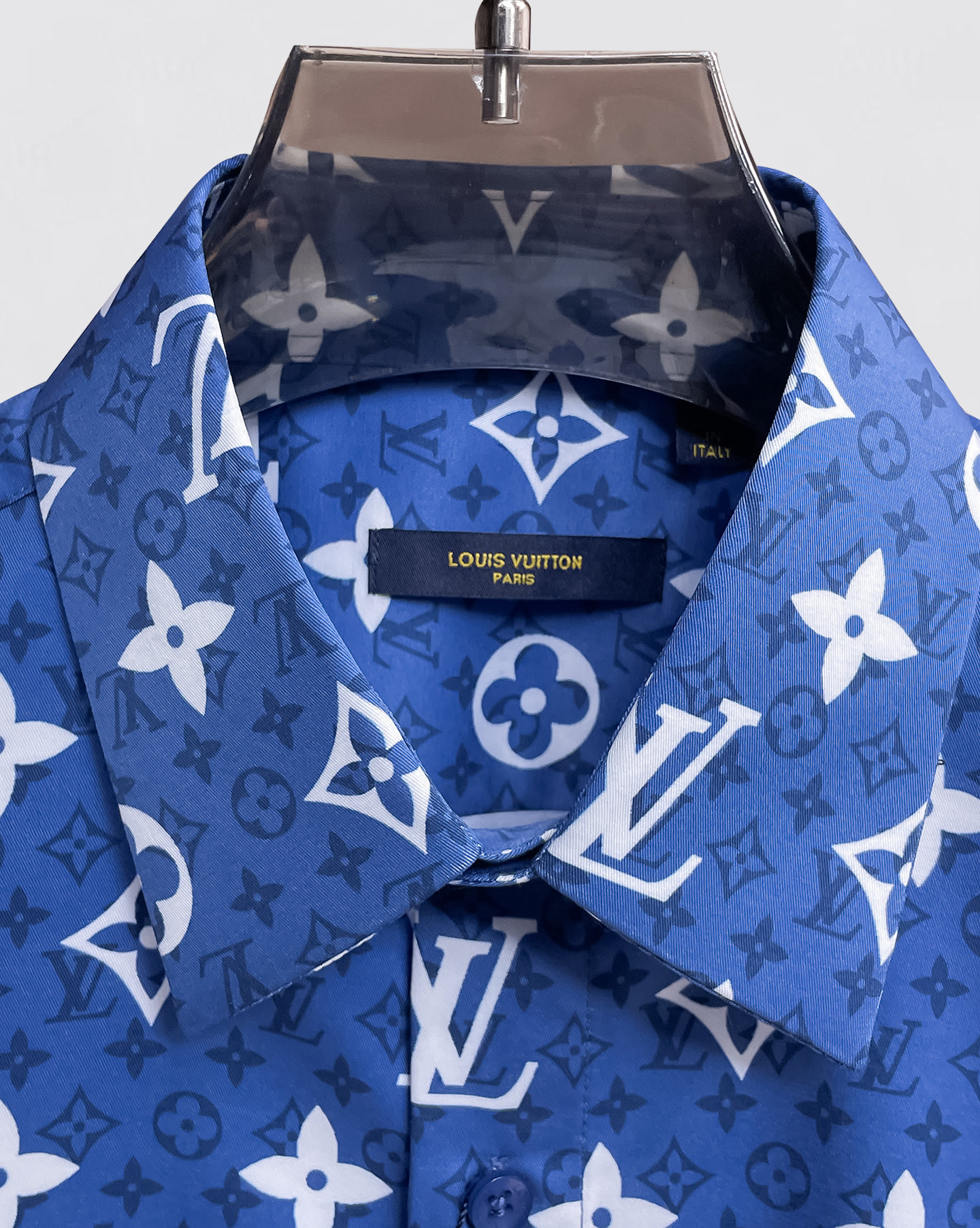 LV 26ss最新秋款男士必备款衬衫，定制丝光面料，舒服透气，柔软舒适，上身高端又奢华，足够场面的档次，