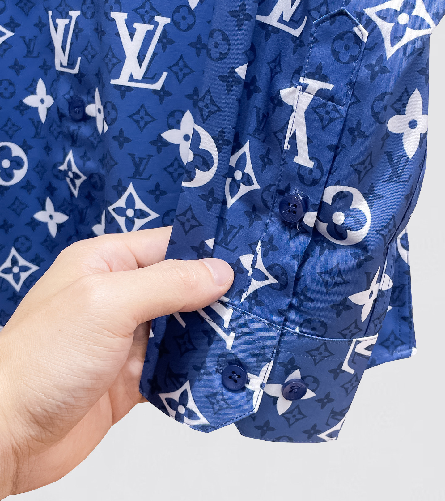 LV 26ss最新秋款男士必备款衬衫，定制丝光面料，舒服透气，柔软舒适，上身高端又奢华，足够场面的档次，