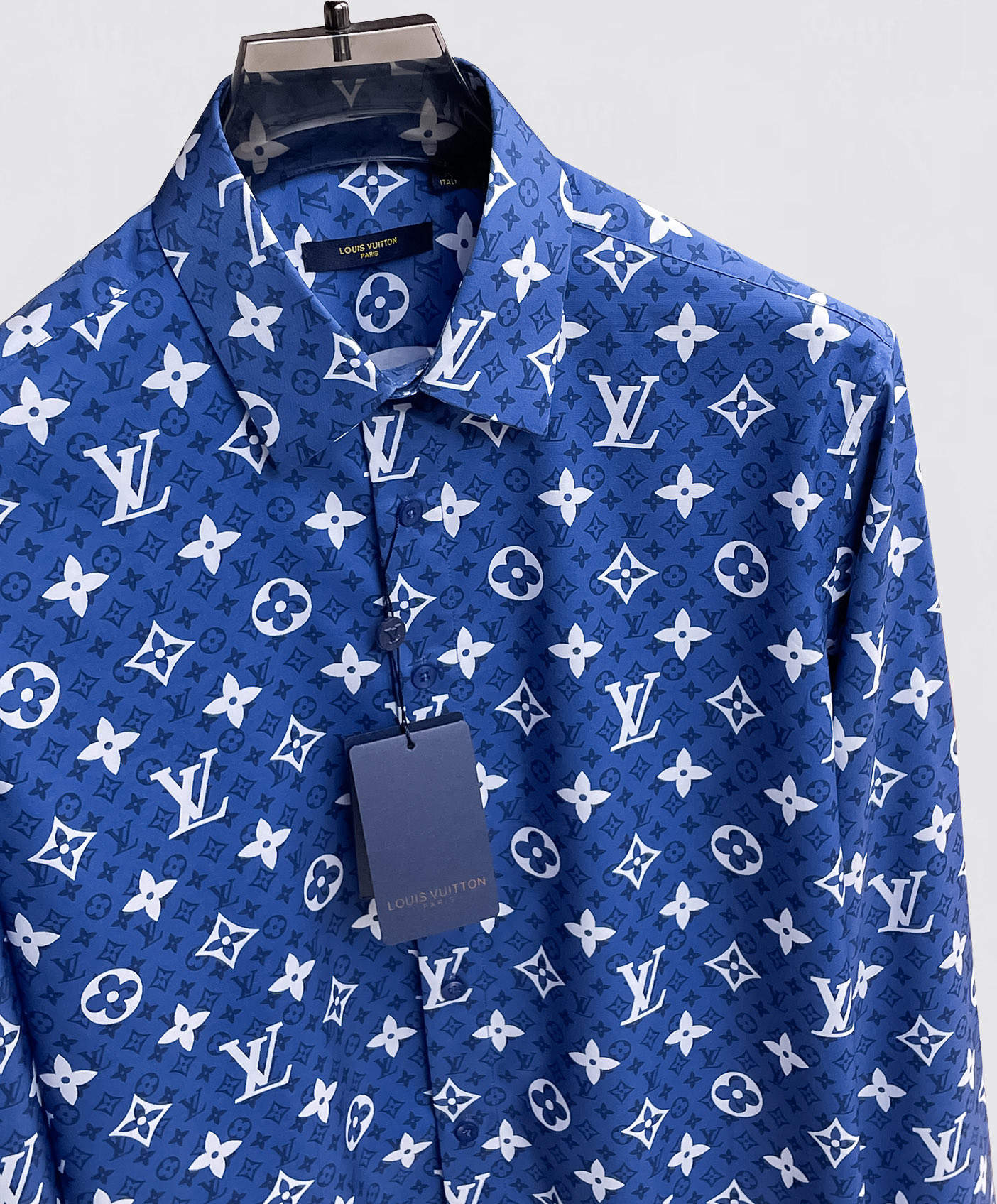 LV 26ss最新秋款男士必备款衬衫，定制丝光面料，舒服透气，柔软舒适，上身高端又奢华，足够场面的档次，