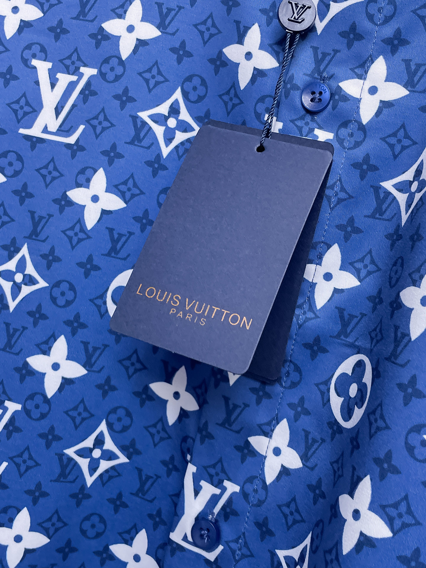 LV 26ss最新秋款男士必备款衬衫，定制丝光面料，舒服透气，柔软舒适，上身高端又奢华，足够场面的档次，