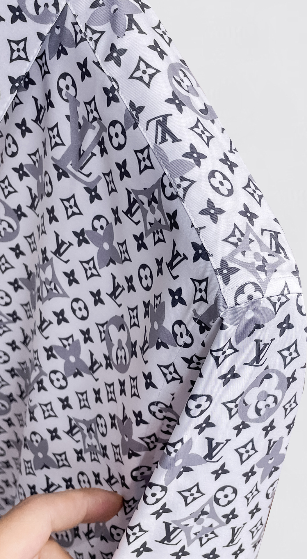 LV 26ss最新秋款男士必备款衬衫，定制丝光面料，舒服透气，柔软舒适，上身高端又奢华，足够场面的档次，