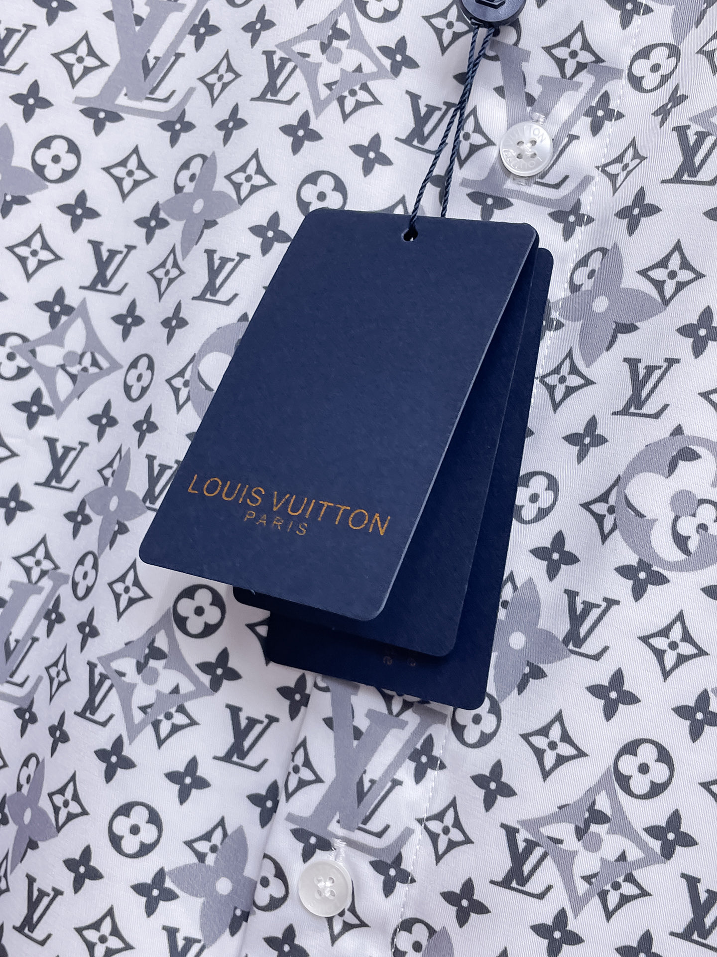 LV 26ss最新秋款男士必备款衬衫，定制丝光面料，舒服透气，柔软舒适，上身高端又奢华，足够场面的档次，