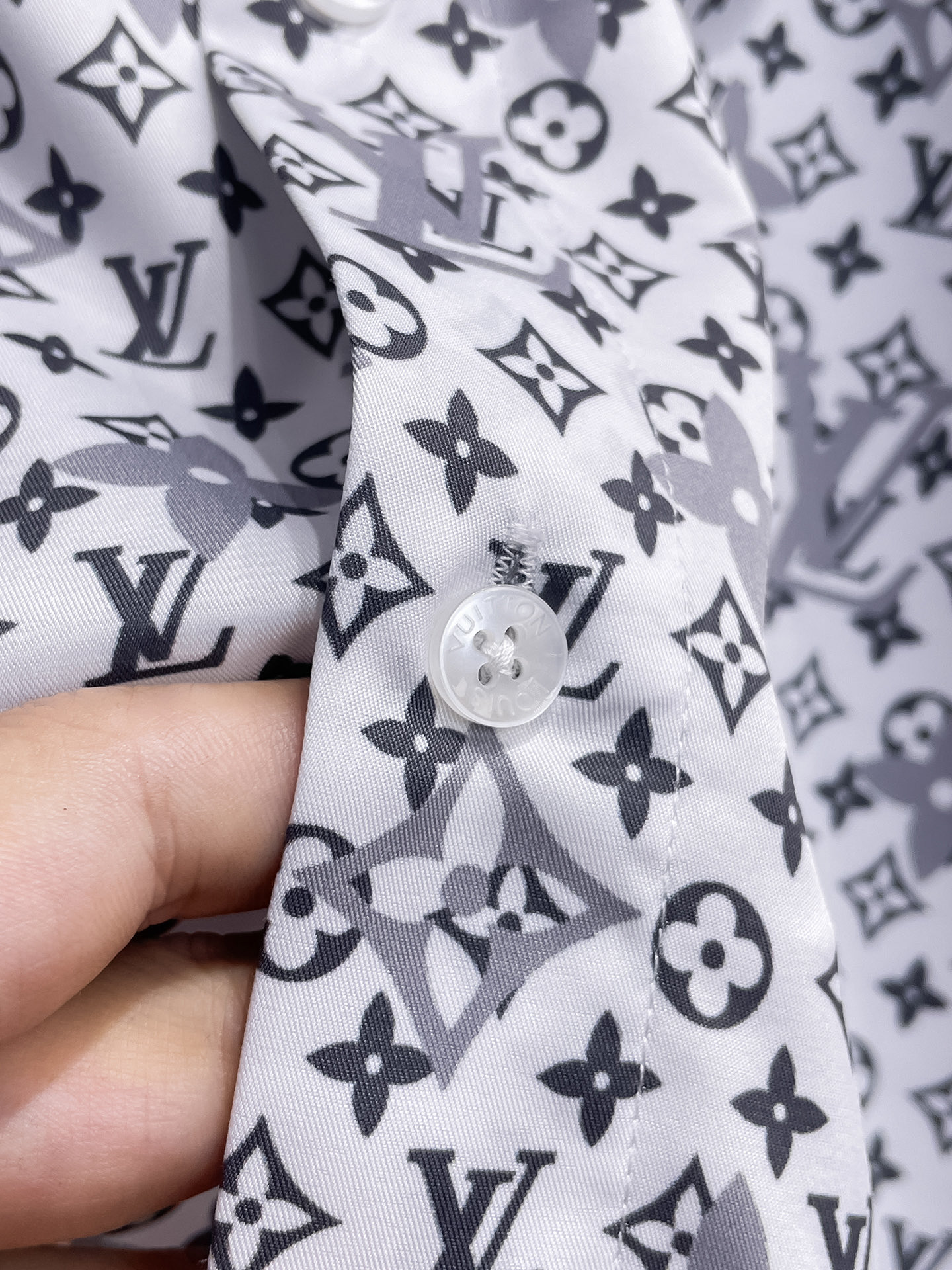 LV 26ss最新秋款男士必备款衬衫，定制丝光面料，舒服透气，柔软舒适，上身高端又奢华，足够场面的档次，
