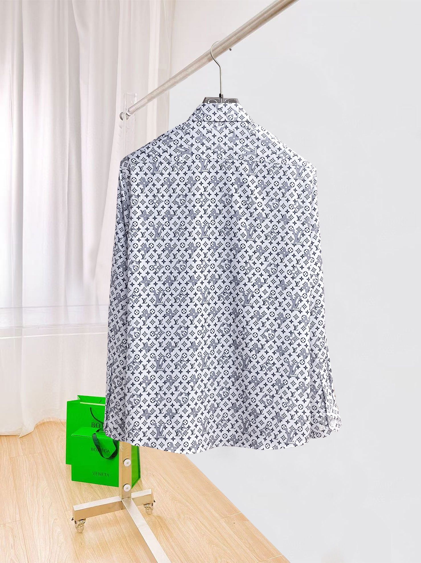 LV 26ss最新秋款男士必备款衬衫，定制丝光面料，舒服透气，柔软舒适，上身高端又奢华，足够场面的档次，