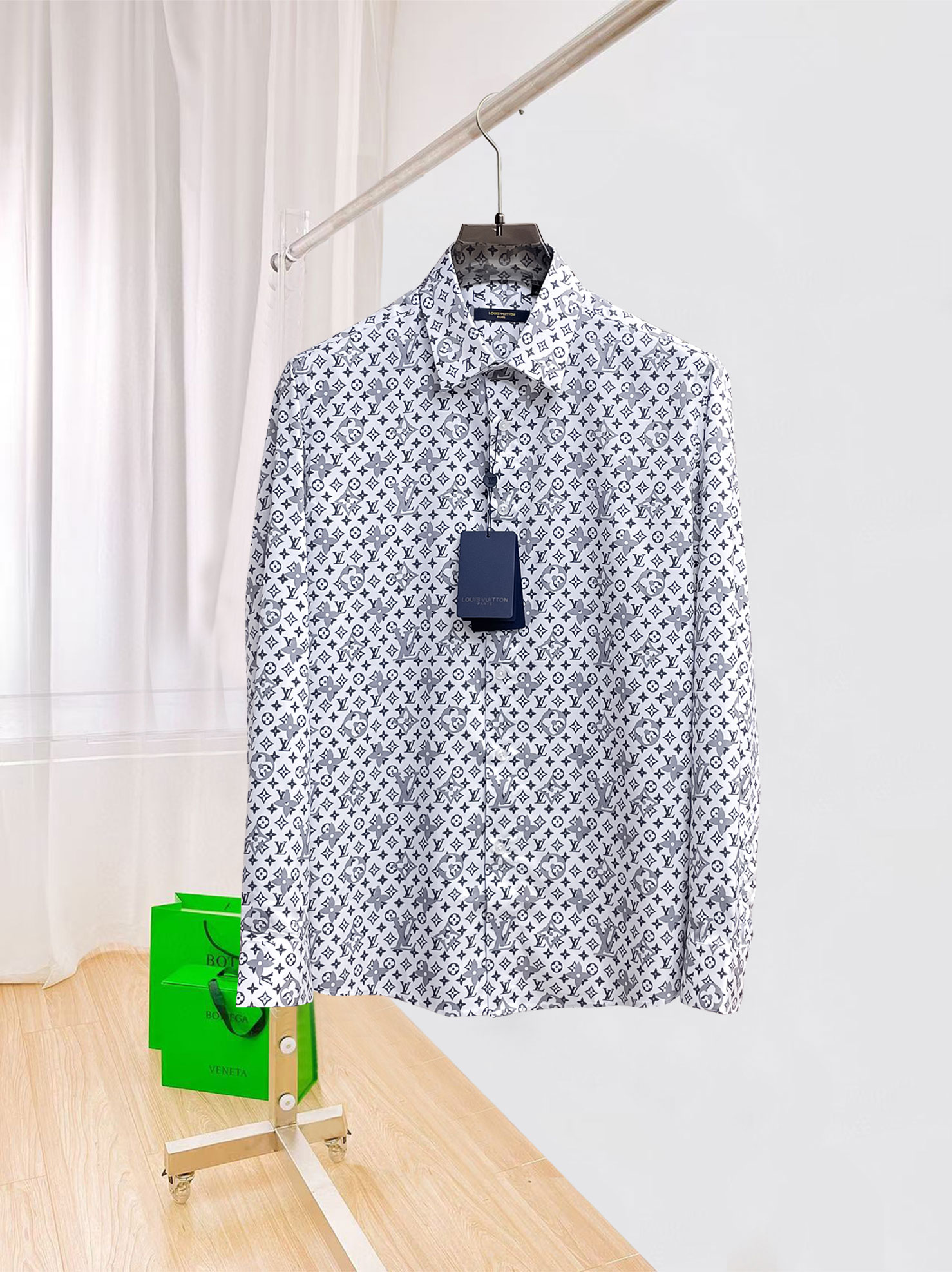 LV 26ss最新秋款男士必备款衬衫，定制丝光面料，舒服透气，柔软舒适，上身高端又奢华，足够场面的档次，