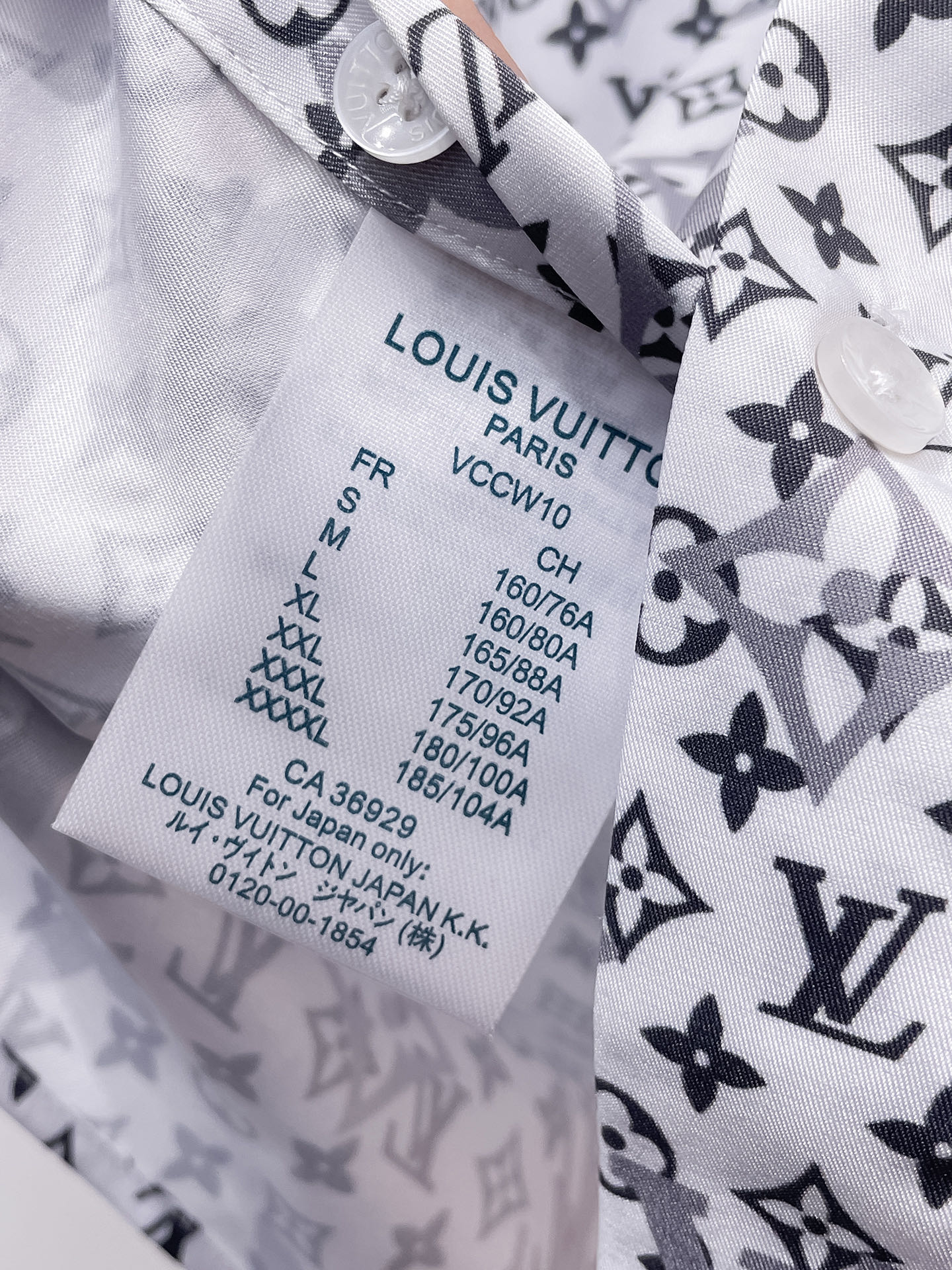 LV 26ss最新秋款男士必备款衬衫，定制丝光面料，舒服透气，柔软舒适，上身高端又奢华，足够场面的档次，