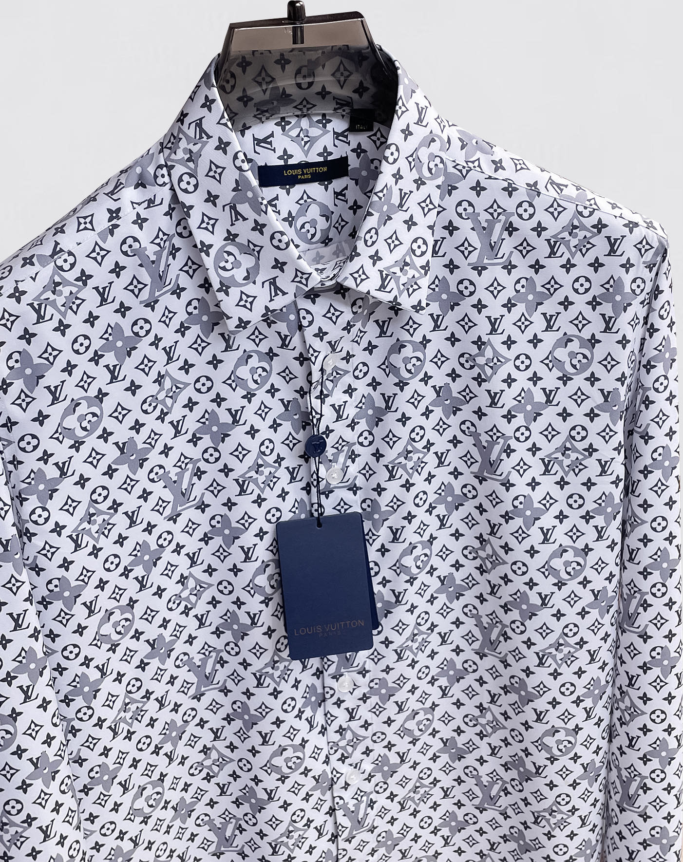 LV 26ss最新秋款男士必备款衬衫，定制丝光面料，舒服透气，柔软舒适，上身高端又奢华，足够场面的档次，