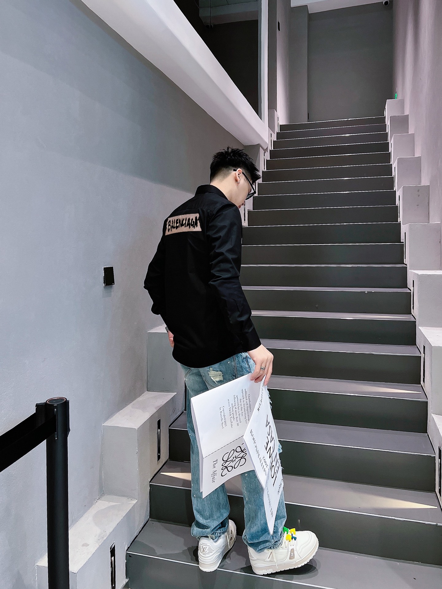 ￼ 巴黎世家 专柜最新款男士必备款衬衫，100%天然棉，舒服透气，原单狠货，原版面料，柔软舒适，上身高端