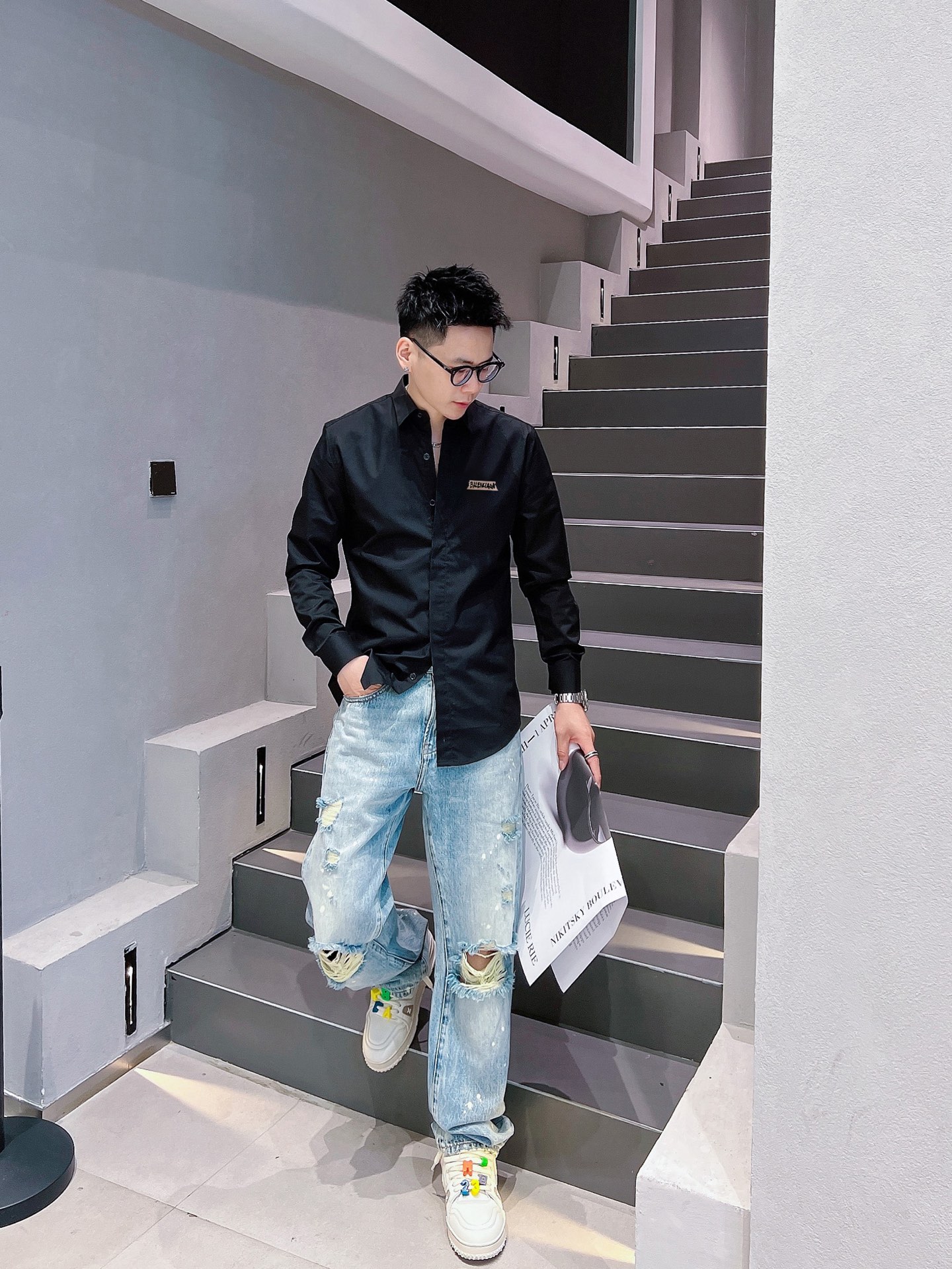 ￼ 巴黎世家 专柜最新款男士必备款衬衫，100%天然棉，舒服透气，原单狠货，原版面料，柔软舒适，上身高端