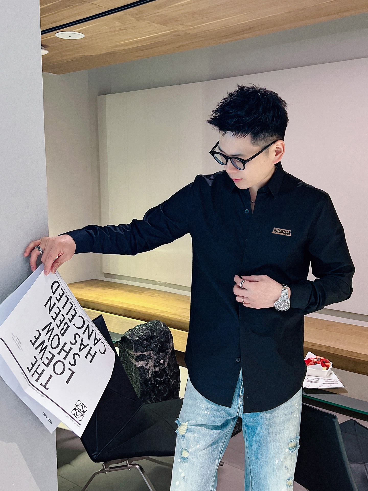 ￼ 巴黎世家 专柜最新款男士必备款衬衫，100%天然棉，舒服透气，原单狠货，原版面料，柔软舒适，上身高端