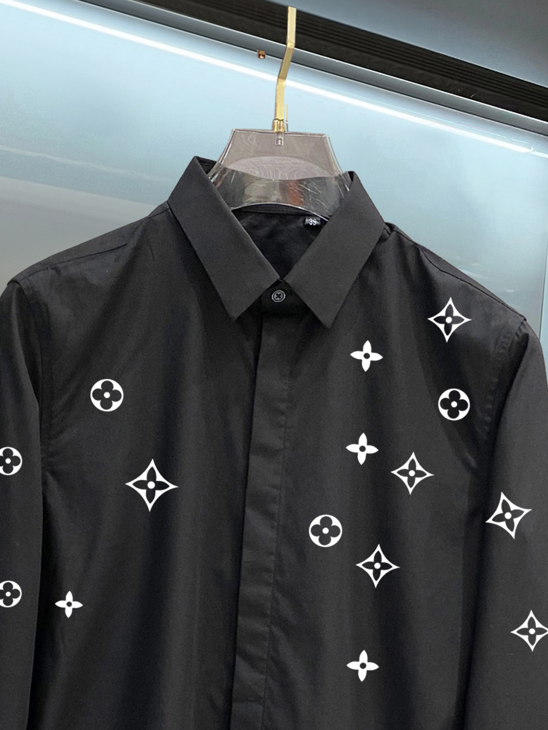￼ 路易威登 专柜最新款男士必备款衬衫，100%天然棉，舒服透气，原单狠货，原版面料，柔软舒适，上身高端