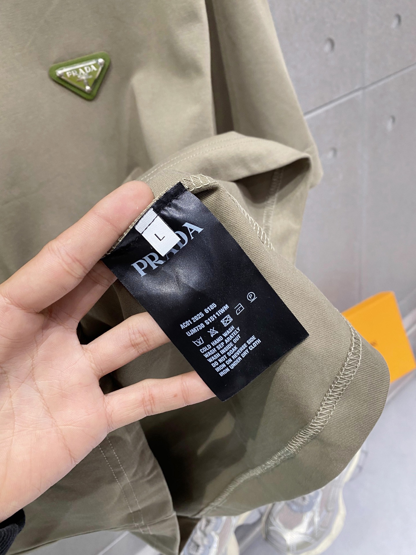 普拉达 官网同步更新 新款双层重工短袖T桖 字母图案不管是T桖还是卫衣都是每年的爆款单品 拼色五金原厂颜