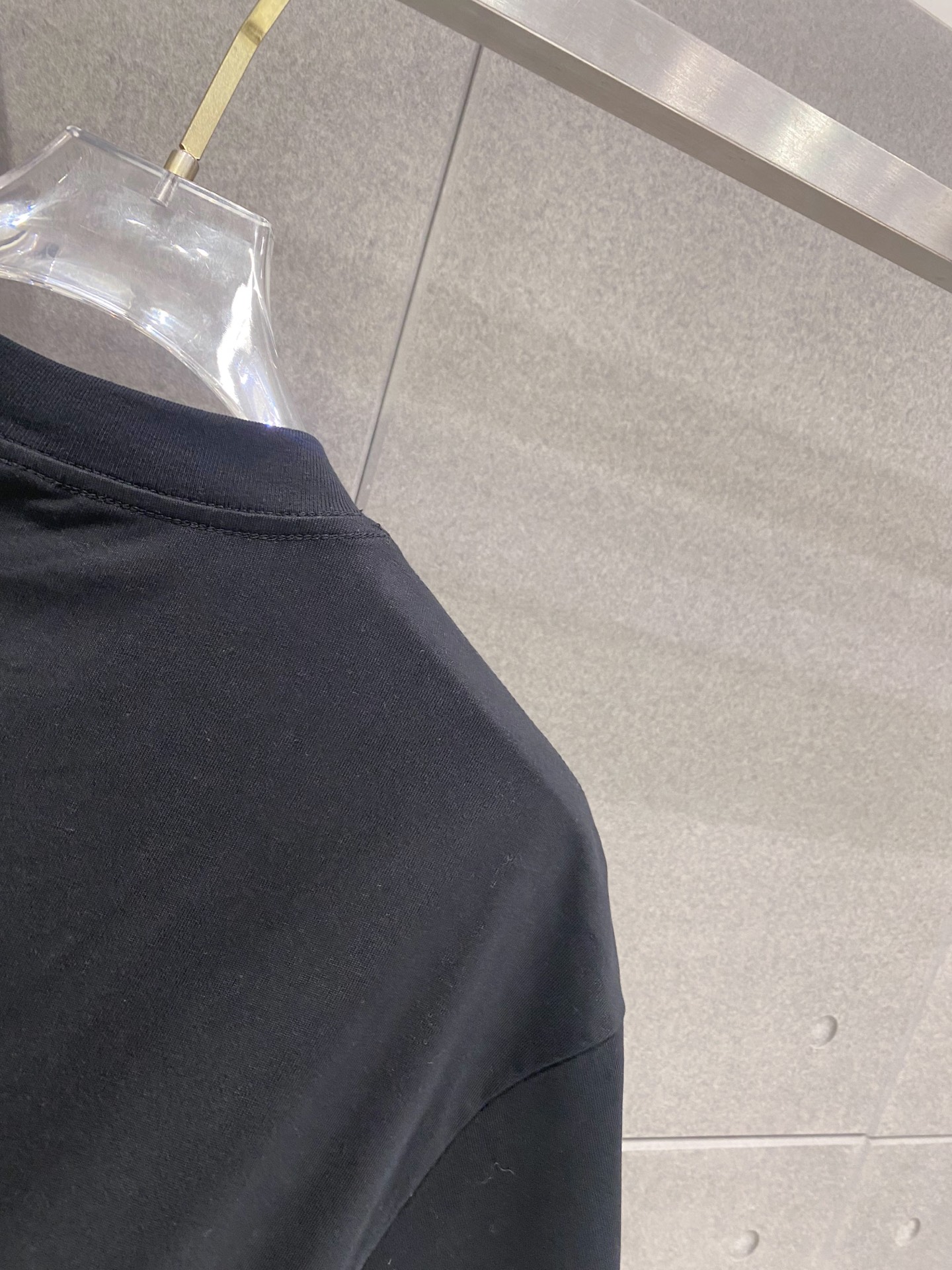 普拉达 官网同步更新 新款双层重工短袖T桖 字母图案不管是T桖还是卫衣都是每年的爆款单品 拼色五金原厂颜