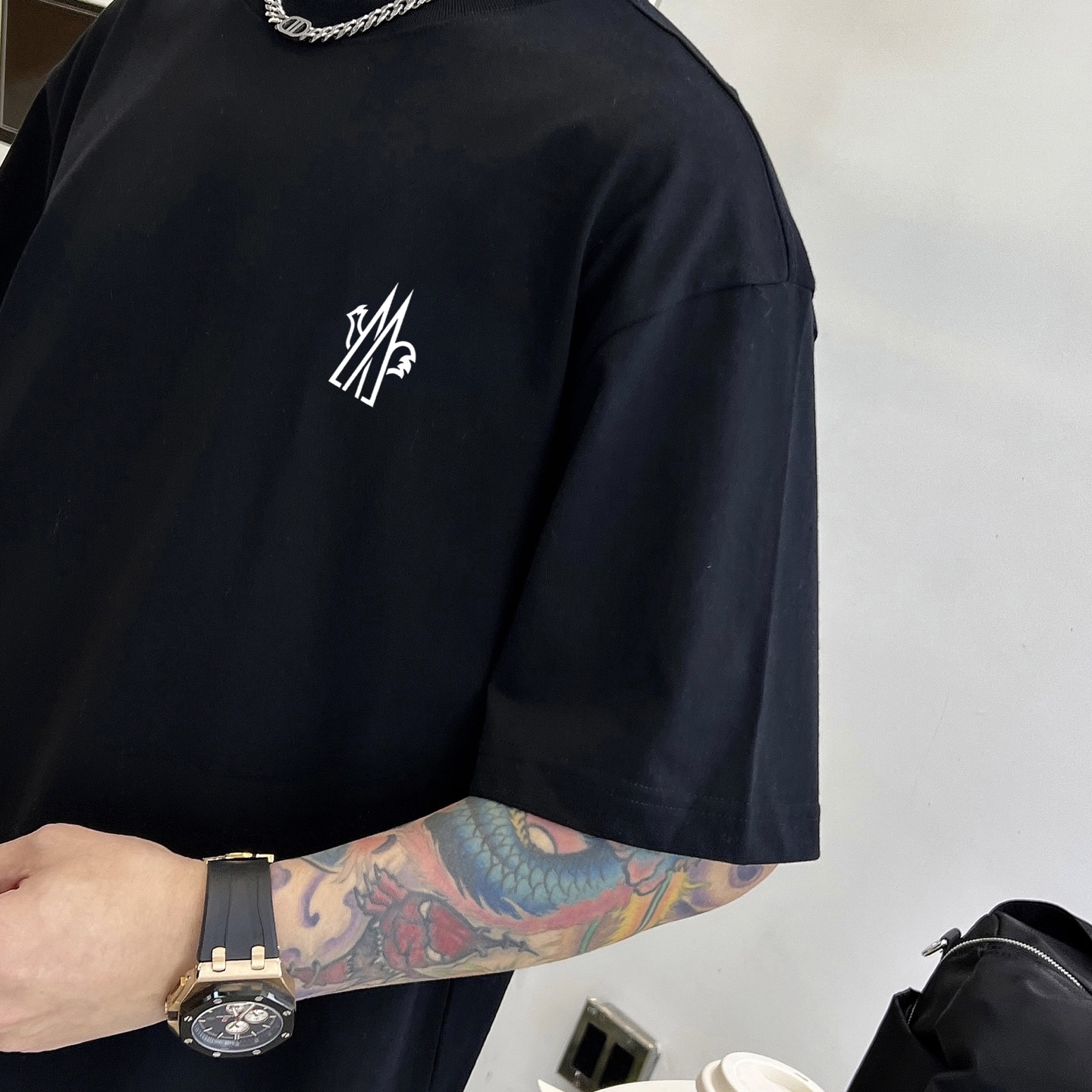 蒙口 新款字母印花双层重工短袖T桖 字母图案不管是T桖还是卫衣都是每年的爆款单品 前幅大面积印花采用大康